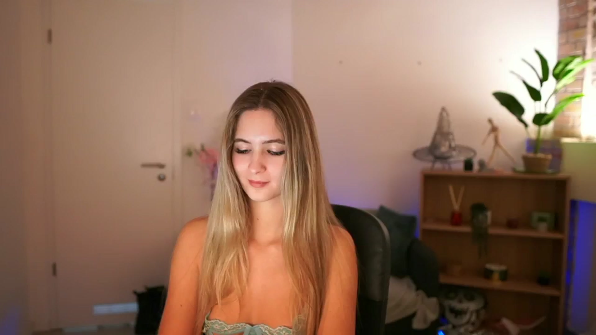 Gallery image thumbnail from CuteGirl_18's myfreecams stream on, 12/10/2024, 15:28 image 8 of 20