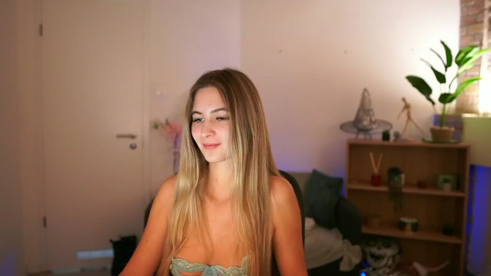 Gallery image thumbnail from CuteGirl_18's myfreecams stream on, 12/10/2024, 15:28 image 9 of 20
