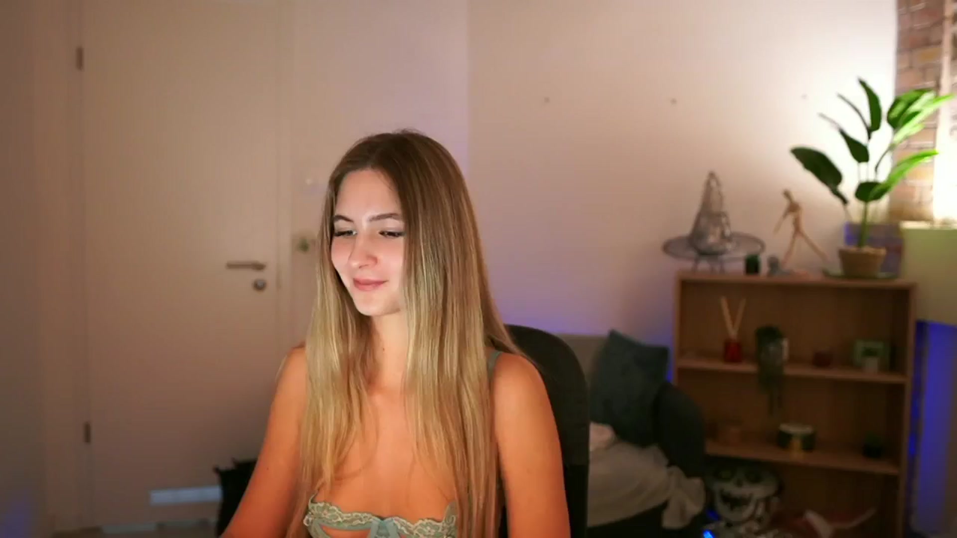 Gallery image thumbnail from CuteGirl_18's myfreecams stream on, 12/10/2024, 15:28 image 12 of 20