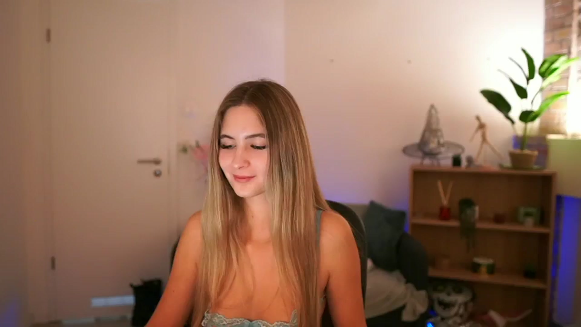 Gallery image thumbnail from CuteGirl_18's myfreecams stream on, 12/10/2024, 15:28 image 13 of 20