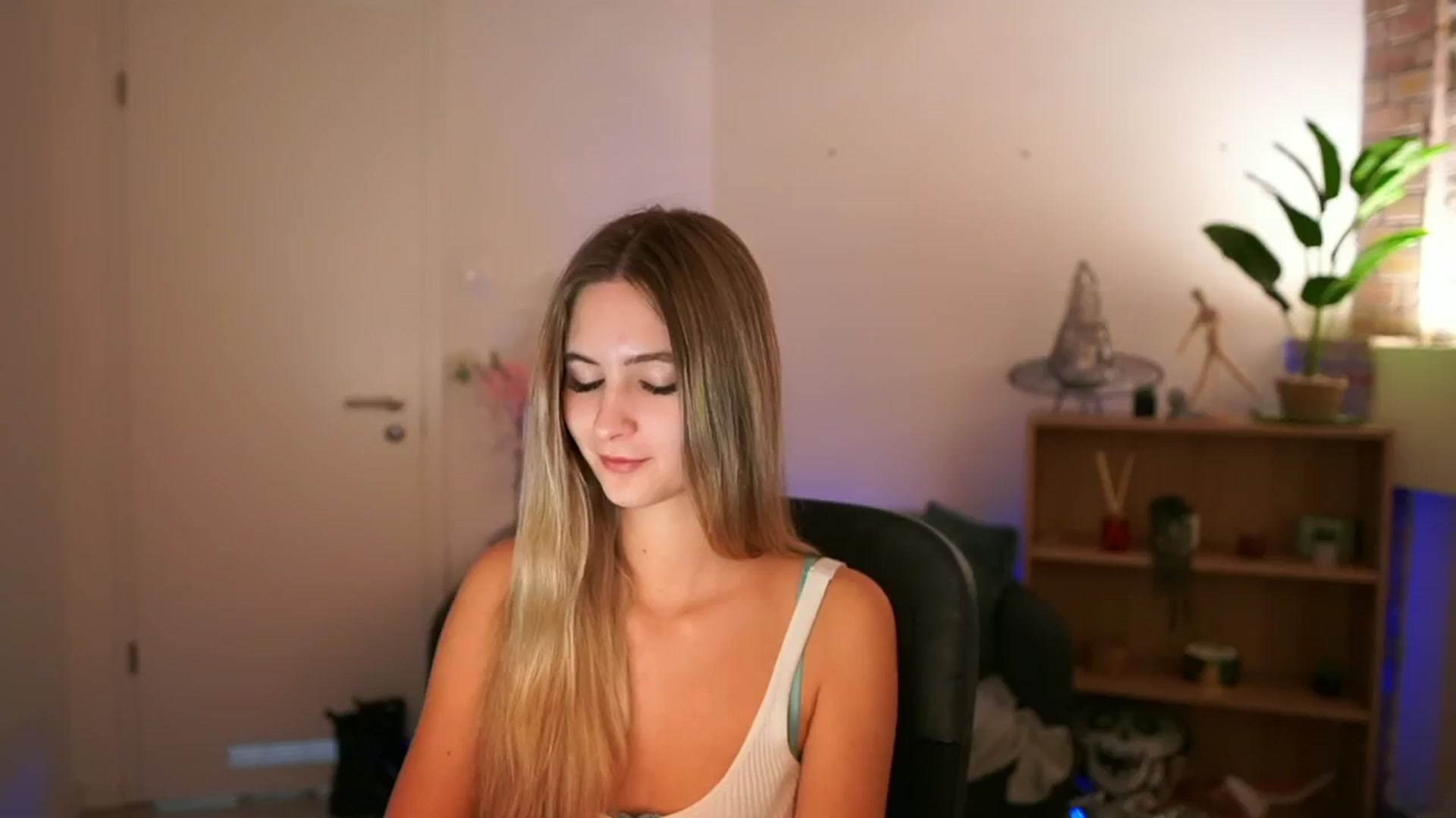 Gallery image thumbnail from CuteGirl_18's myfreecams stream on, 12/10/2024, 15:28 image 3 of 20