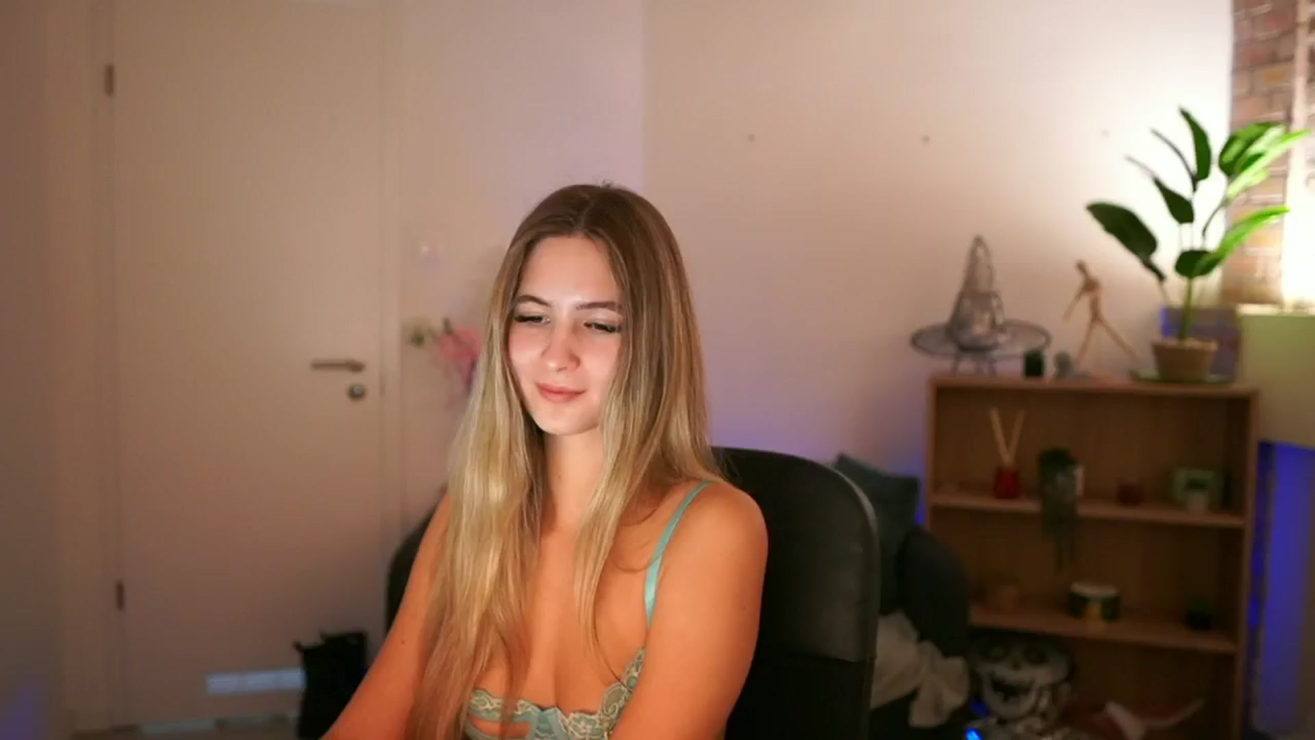 Gallery image thumbnail from CuteGirl_18's myfreecams stream on, 12/10/2024, 15:28 image 17 of 20