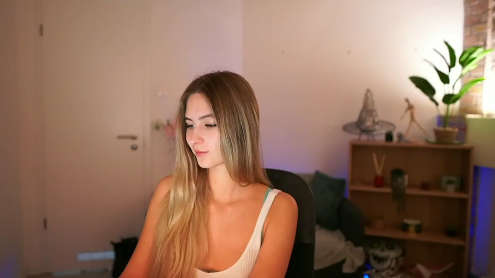 Gallery image thumbnail from CuteGirl_18's myfreecams stream on, 12/10/2024, 15:28 image 1 of 20