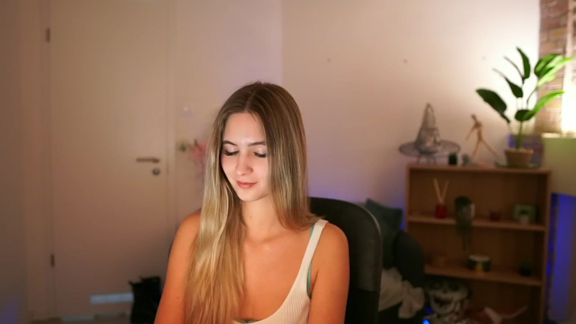 Gallery image thumbnail from CuteGirl_18's myfreecams stream on, 12/10/2024, 15:28 image 2 of 20