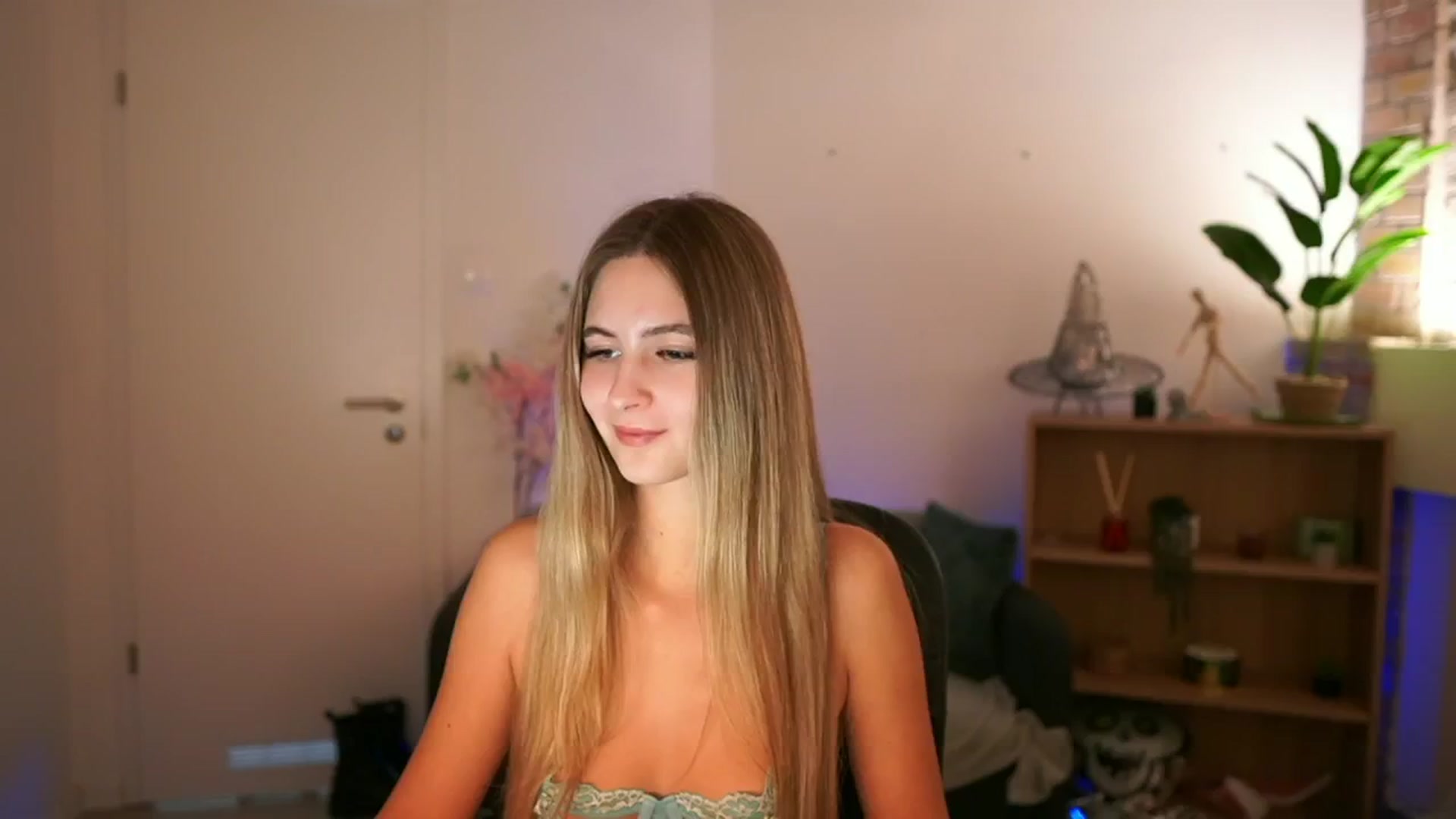 Gallery image thumbnail from CuteGirl_18's myfreecams stream on, 12/10/2024, 15:28 image 14 of 20