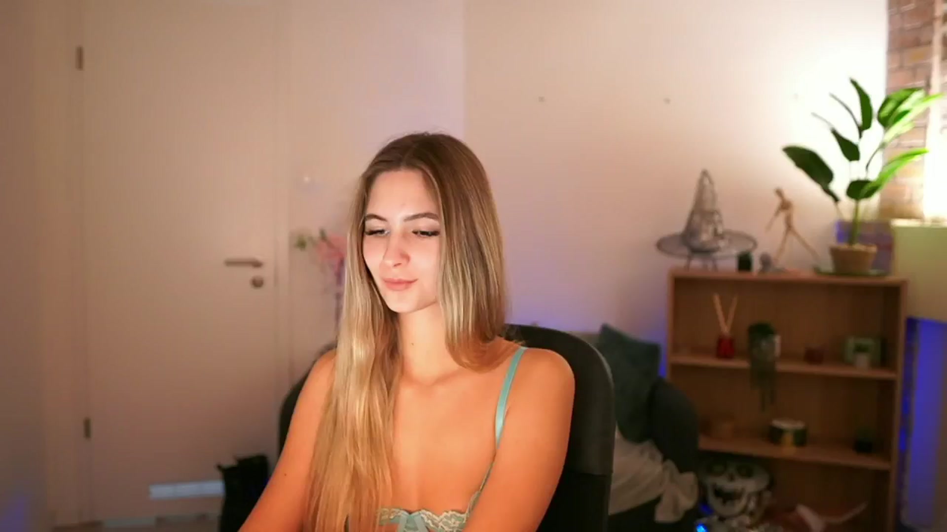 Gallery image thumbnail from CuteGirl_18's myfreecams stream on, 12/10/2024, 17:48 image 12 of 20