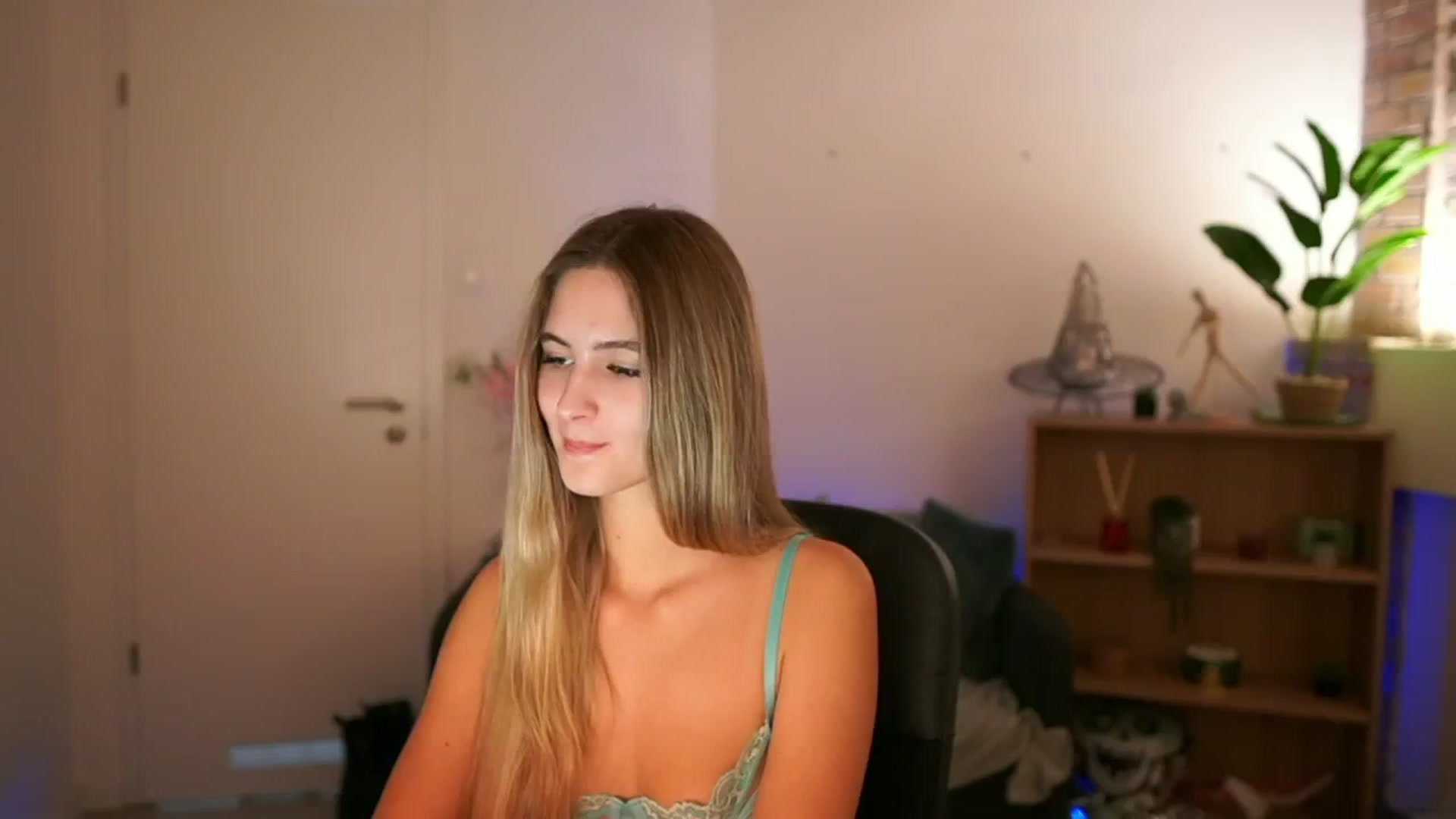 Gallery image thumbnail from CuteGirl_18's myfreecams stream on, 12/10/2024, 17:48 image 14 of 20