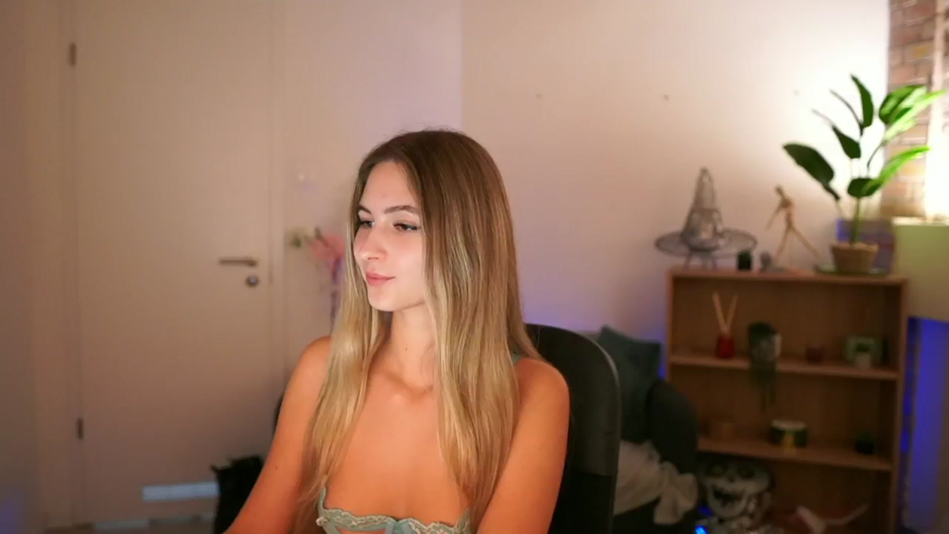 Gallery image thumbnail from CuteGirl_18's myfreecams stream on, 12/10/2024, 17:48 image 4 of 20
