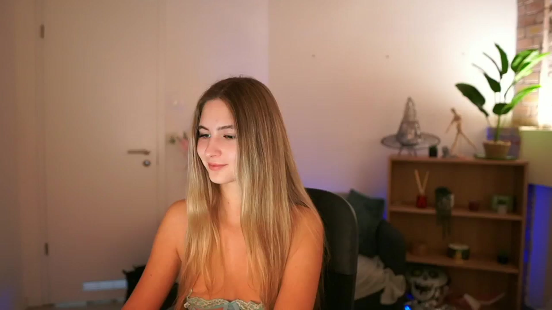 Gallery image thumbnail from CuteGirl_18's myfreecams stream on, 12/10/2024, 17:48 image 5 of 20