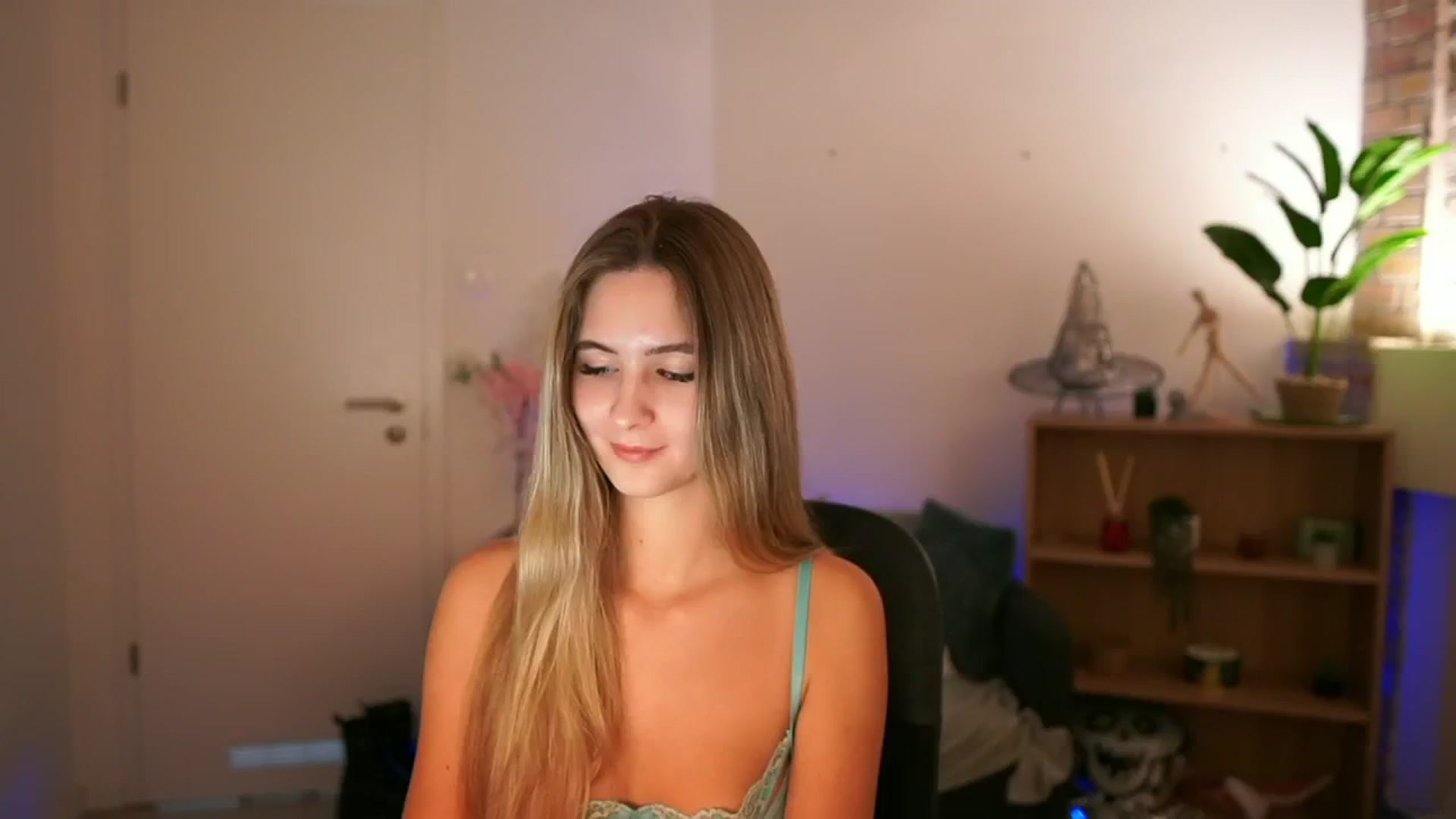 Gallery image thumbnail from CuteGirl_18's myfreecams stream on, 12/10/2024, 17:48 image 17 of 20