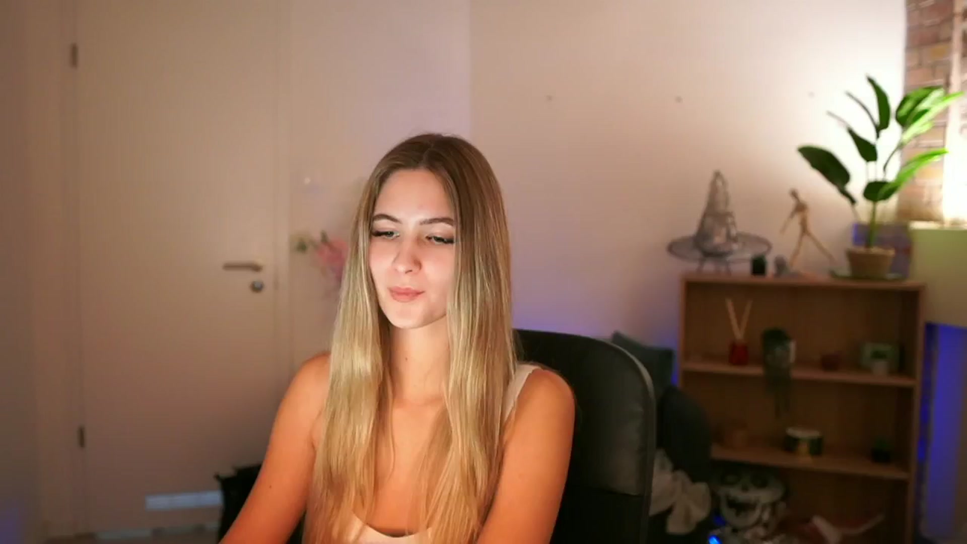 Gallery image thumbnail from CuteGirl_18's myfreecams stream on, 12/10/2024, 17:48 image 1 of 20
