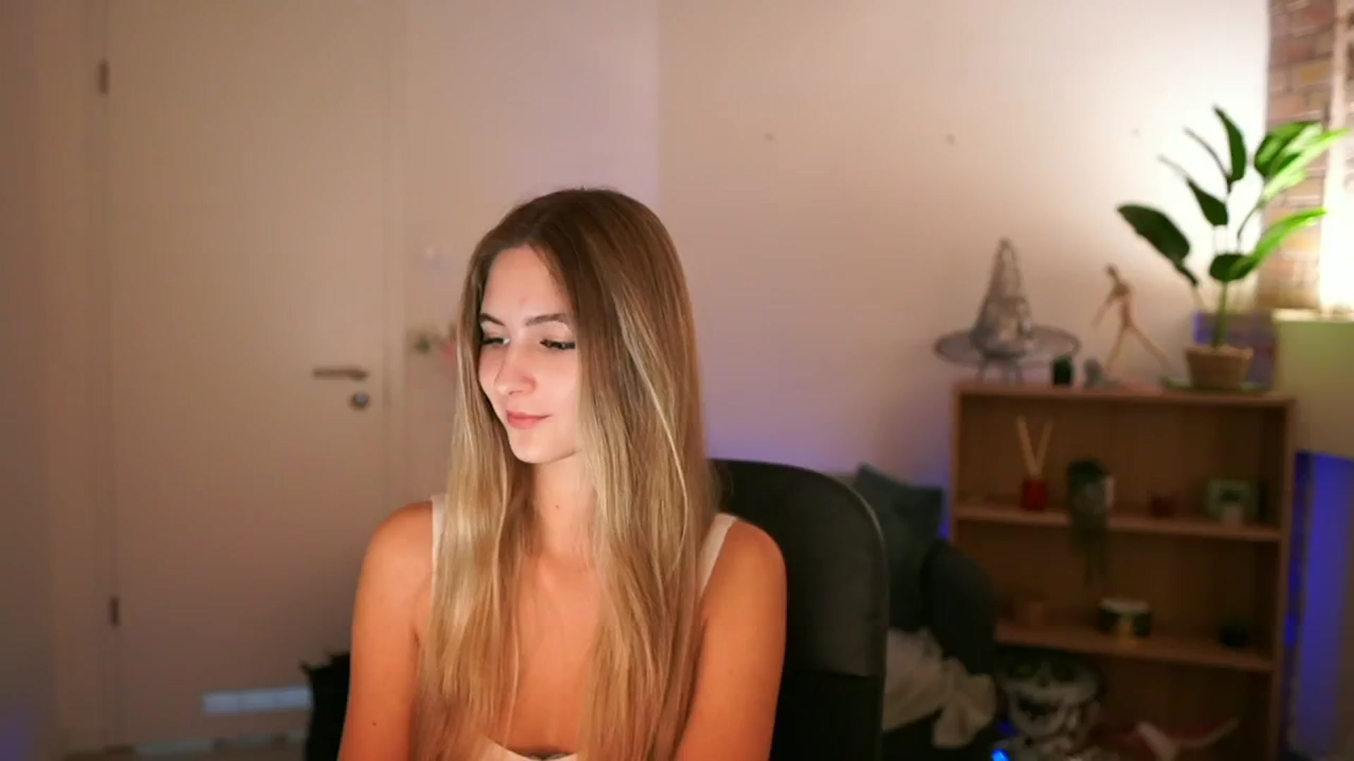 Gallery image thumbnail from CuteGirl_18's myfreecams stream on, 12/10/2024, 17:48 image 2 of 20