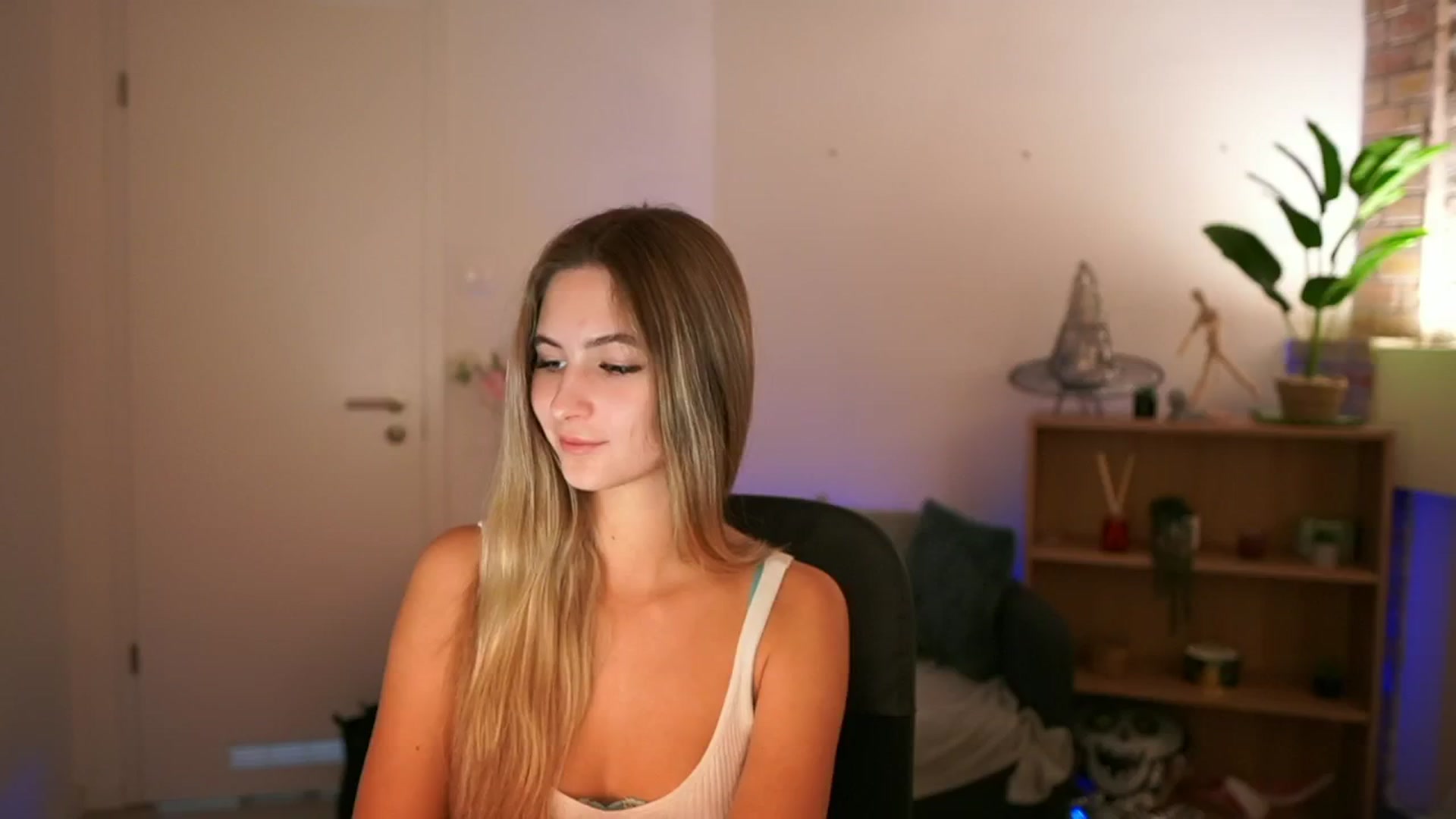 Gallery image thumbnail from CuteGirl_18's myfreecams stream on, 12/10/2024, 17:48 image 20 of 20