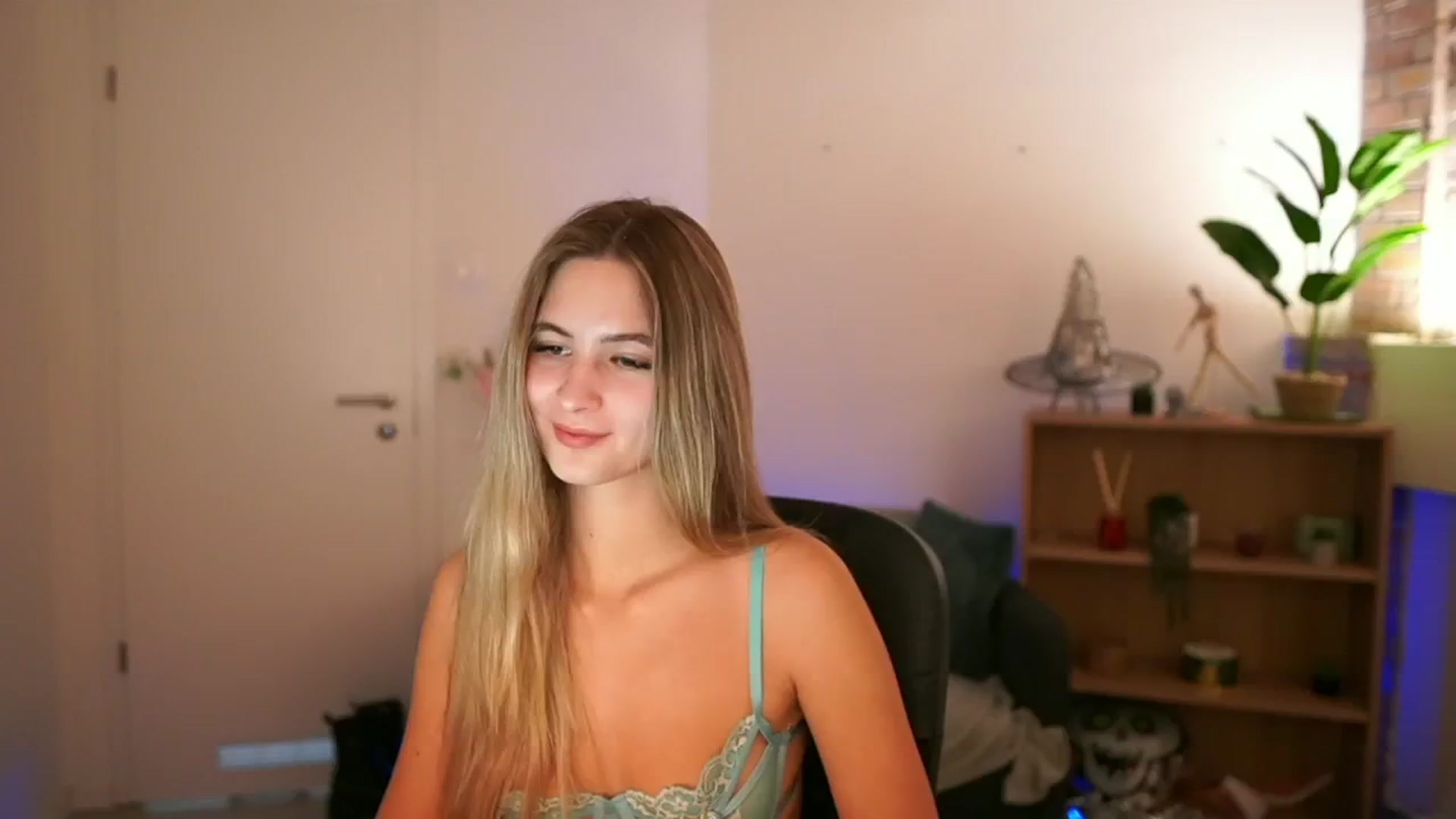 Gallery image thumbnail from CuteGirl_18's myfreecams stream on, 12/10/2024, 17:48 image 9 of 20