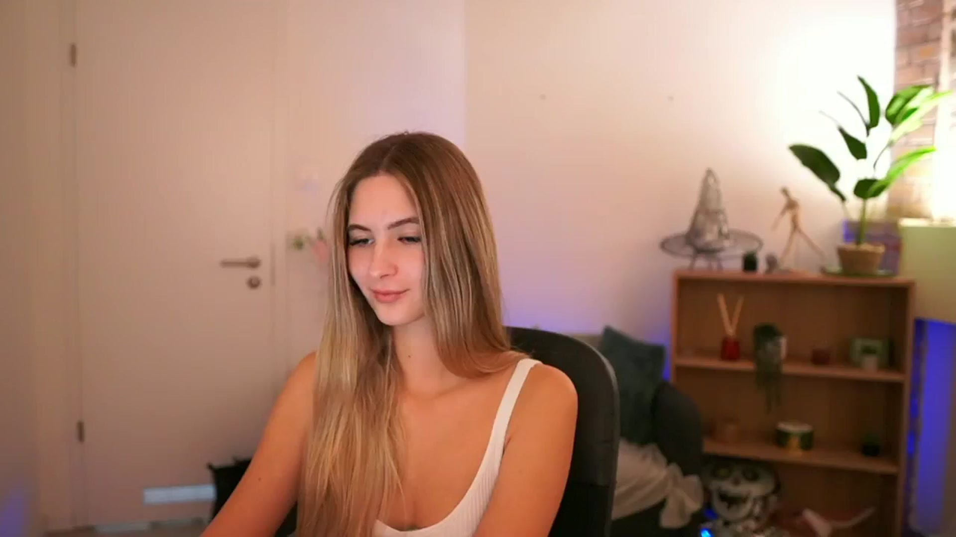 Gallery image thumbnail from CuteGirl_18's myfreecams stream on, 12/10/2024, 18:39 image 4 of 20