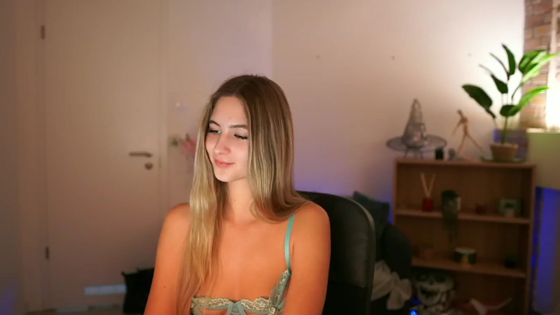 Gallery image thumbnail from CuteGirl_18's myfreecams stream on, 12/10/2024, 18:39 image 13 of 20