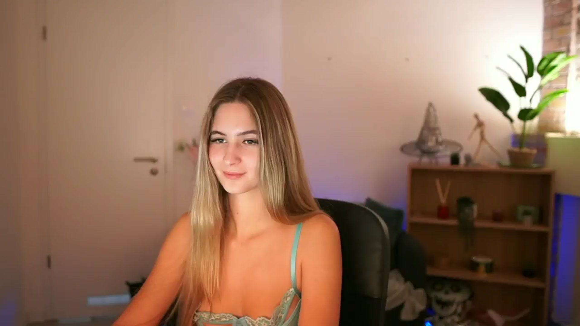 Gallery image thumbnail from CuteGirl_18's myfreecams stream on, 12/10/2024, 18:39 image 12 of 20