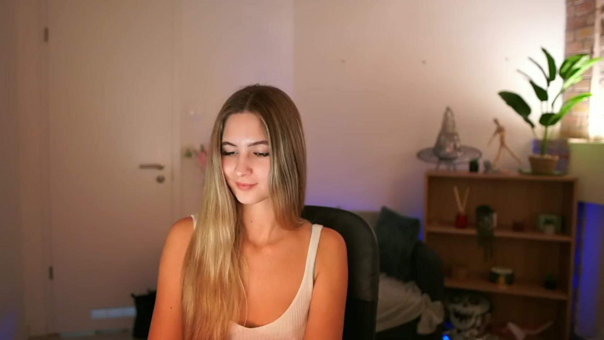 Gallery image thumbnail from CuteGirl_18's myfreecams stream on, 12/10/2024, 18:39 image 3 of 20