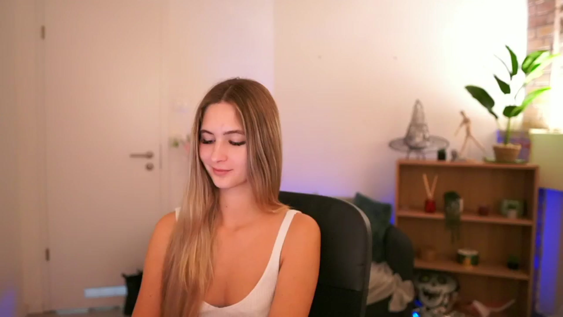 Gallery image thumbnail from CuteGirl_18's myfreecams stream on, 12/10/2024, 18:39 image 2 of 20