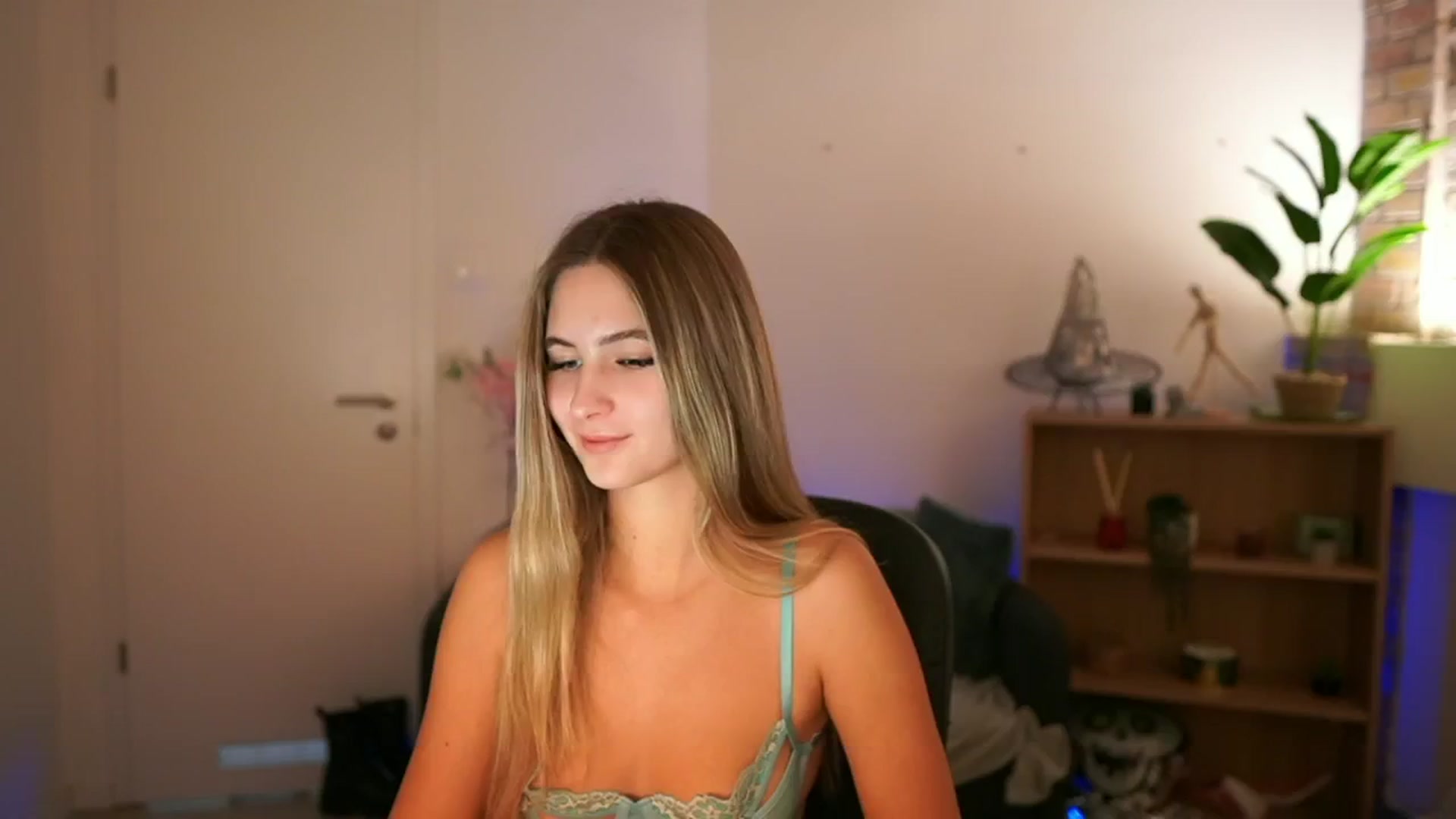 Gallery image thumbnail from CuteGirl_18's myfreecams stream on, 12/10/2024, 18:39 image 19 of 20