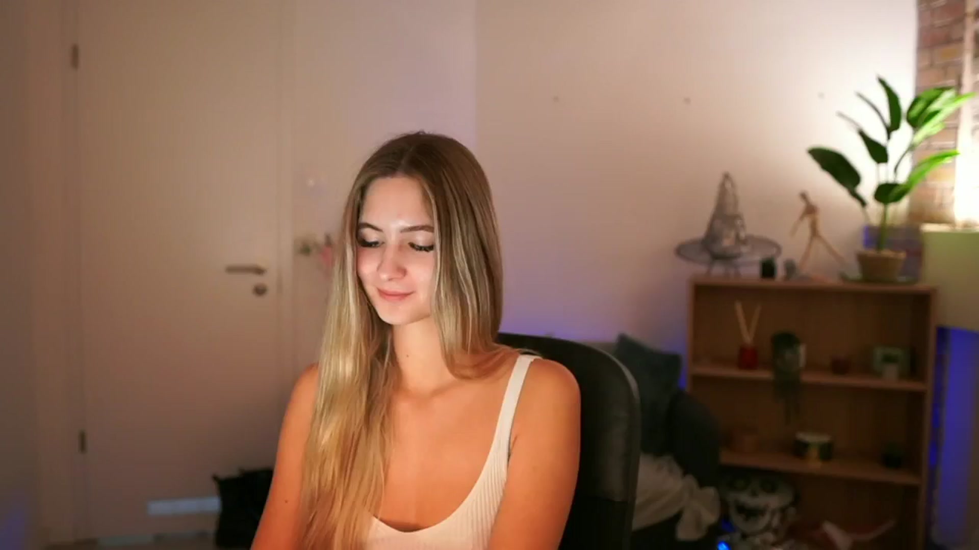 Gallery image thumbnail from CuteGirl_18's myfreecams stream on, 12/10/2024, 18:39 image 1 of 20