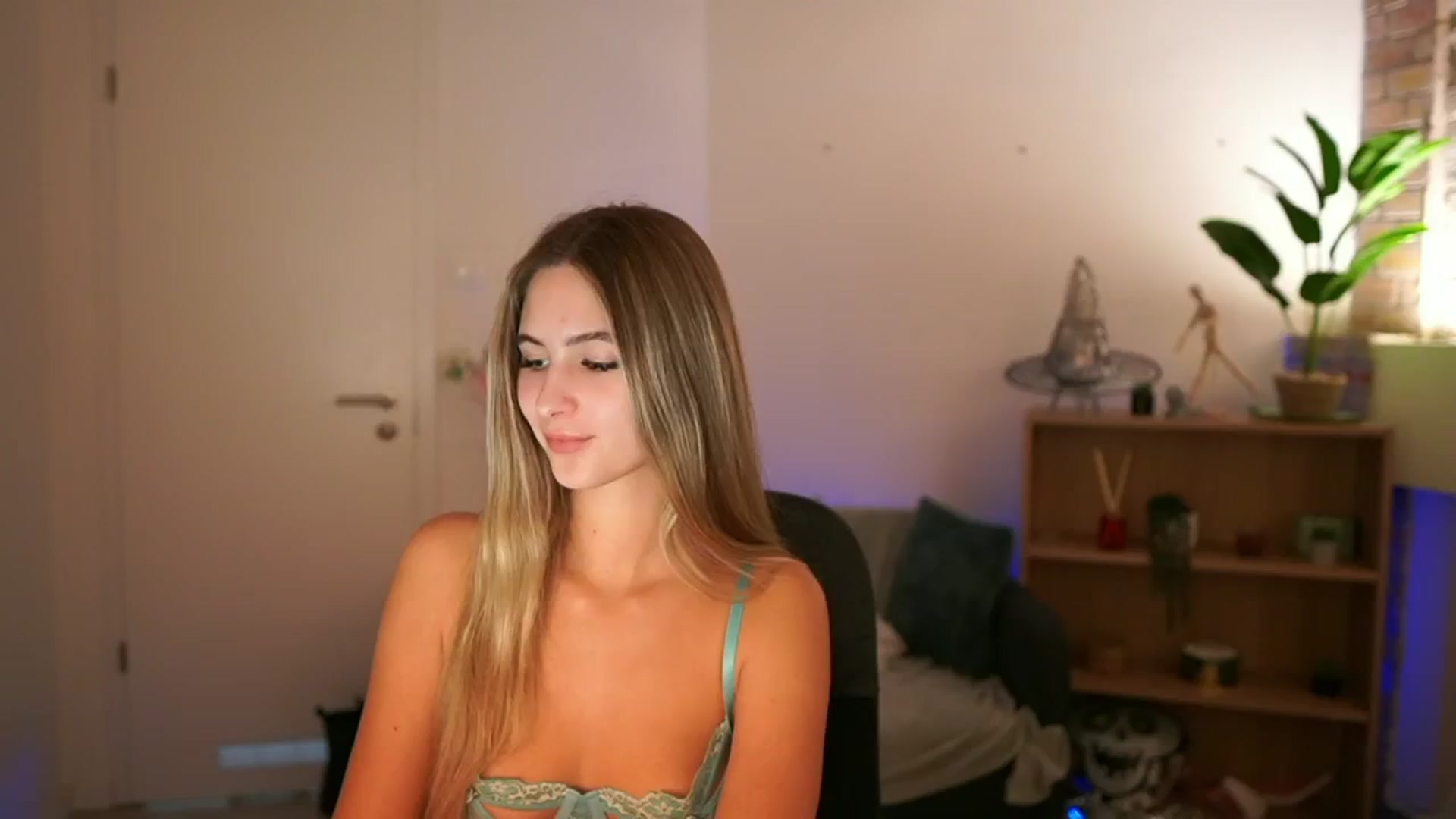 Gallery image thumbnail from CuteGirl_18's myfreecams stream on, 12/10/2024, 18:39 image 18 of 20