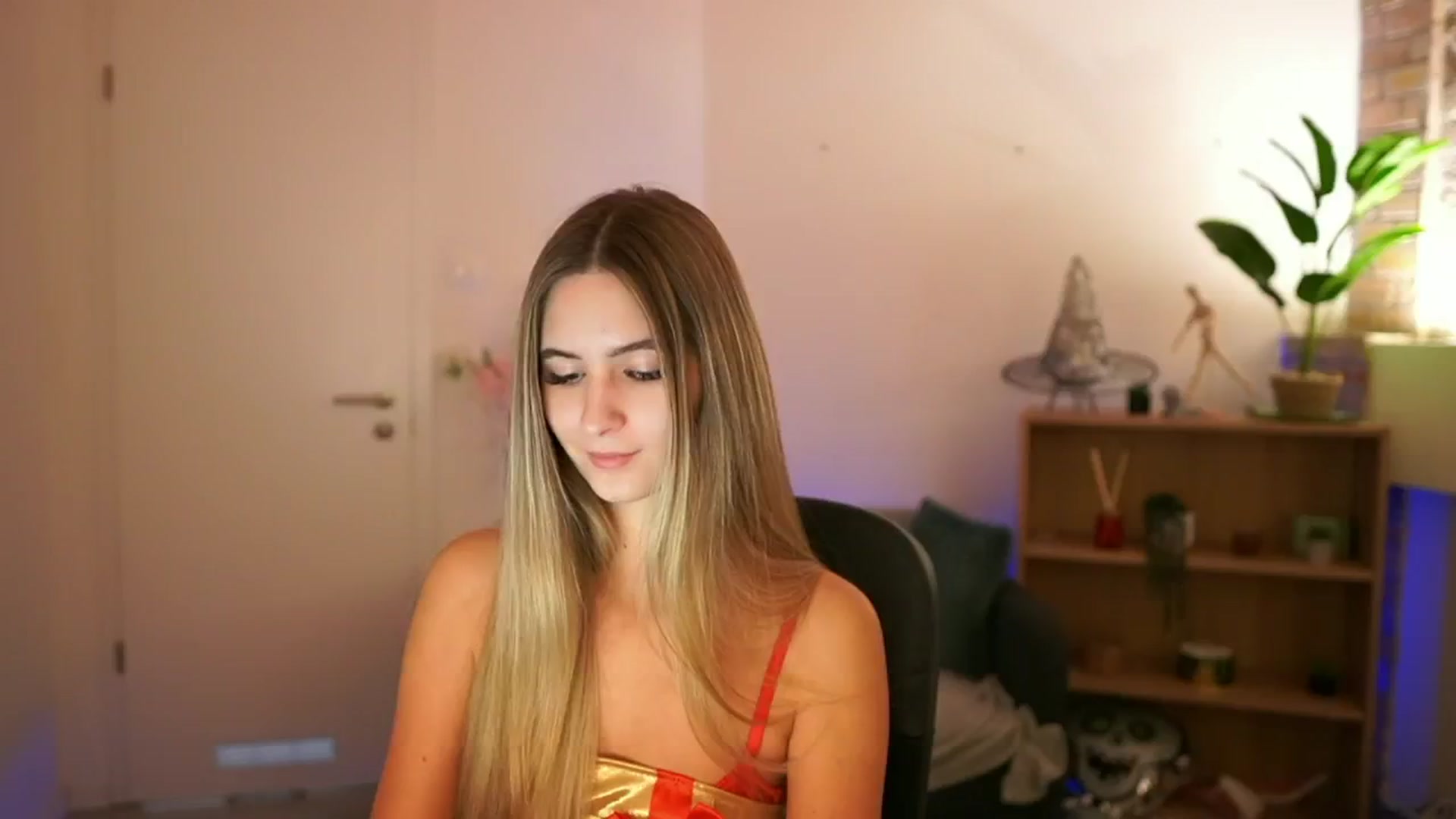 Gallery image thumbnail from CuteGirl_18's myfreecams stream on, 12/12/2024, 13:58 image 8 of 20