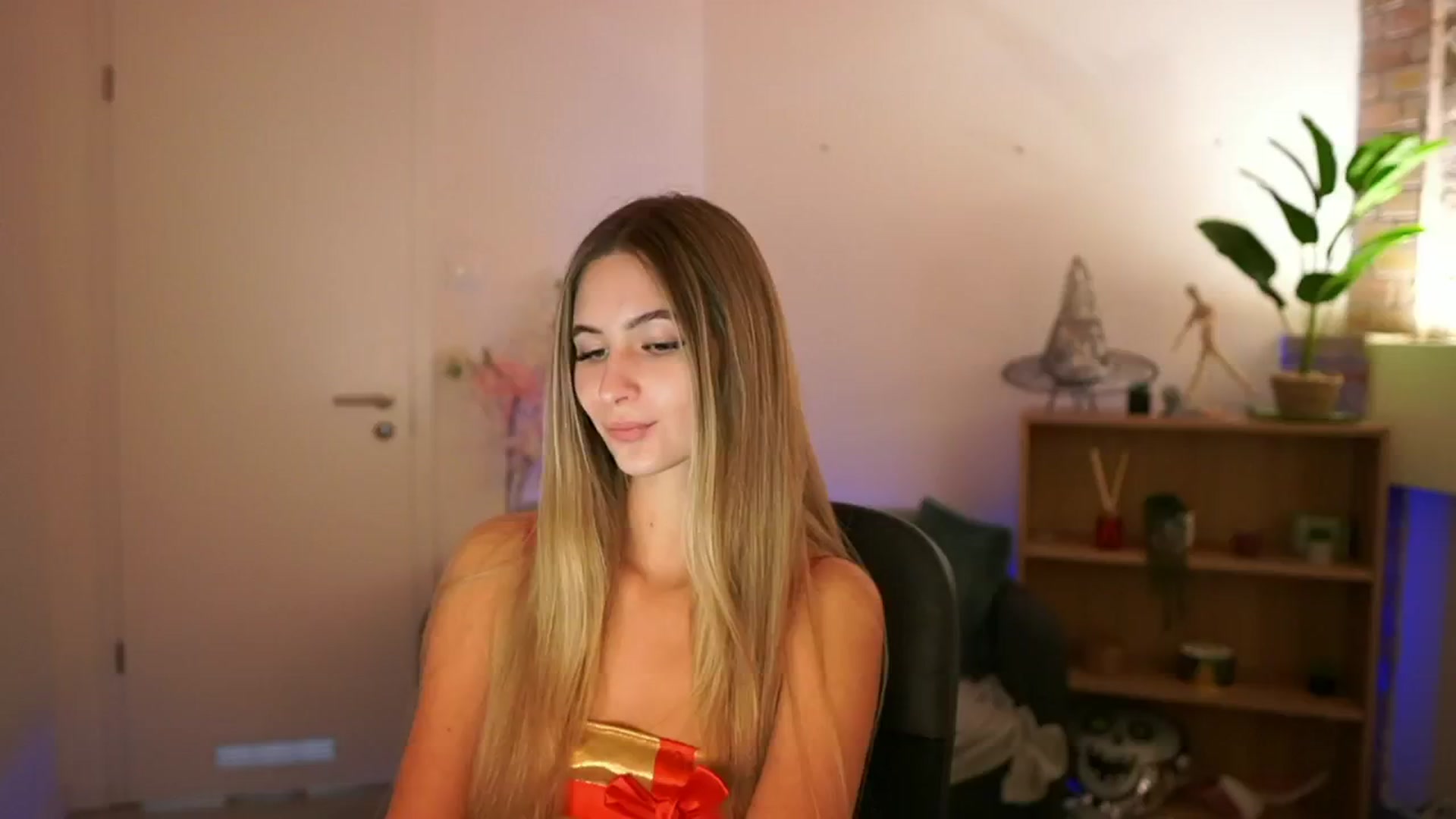 Gallery image thumbnail from CuteGirl_18's myfreecams stream on, 12/12/2024, 13:58 image 15 of 20