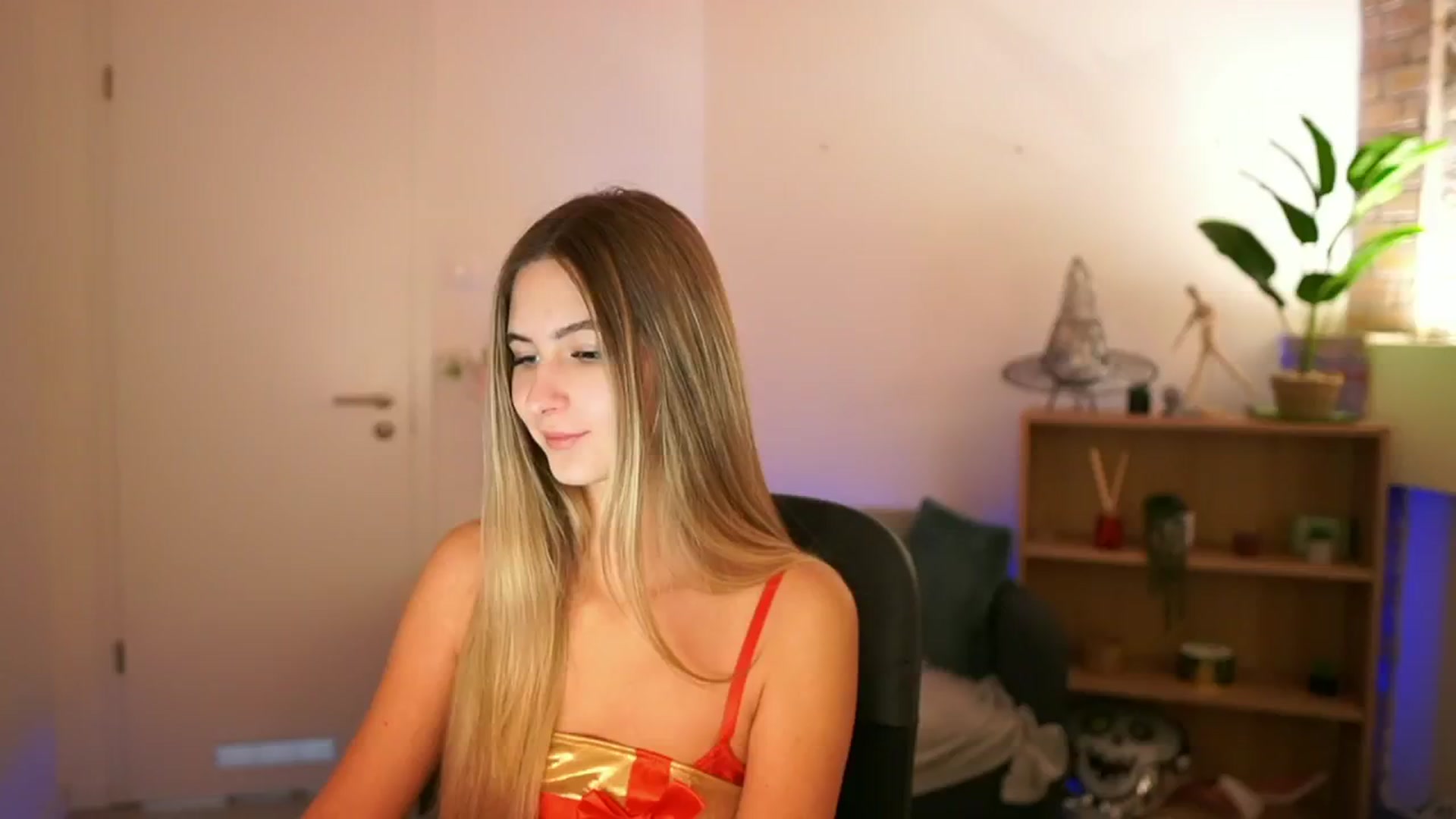 Gallery image thumbnail from CuteGirl_18's myfreecams stream on, 12/12/2024, 13:58 image 2 of 20
