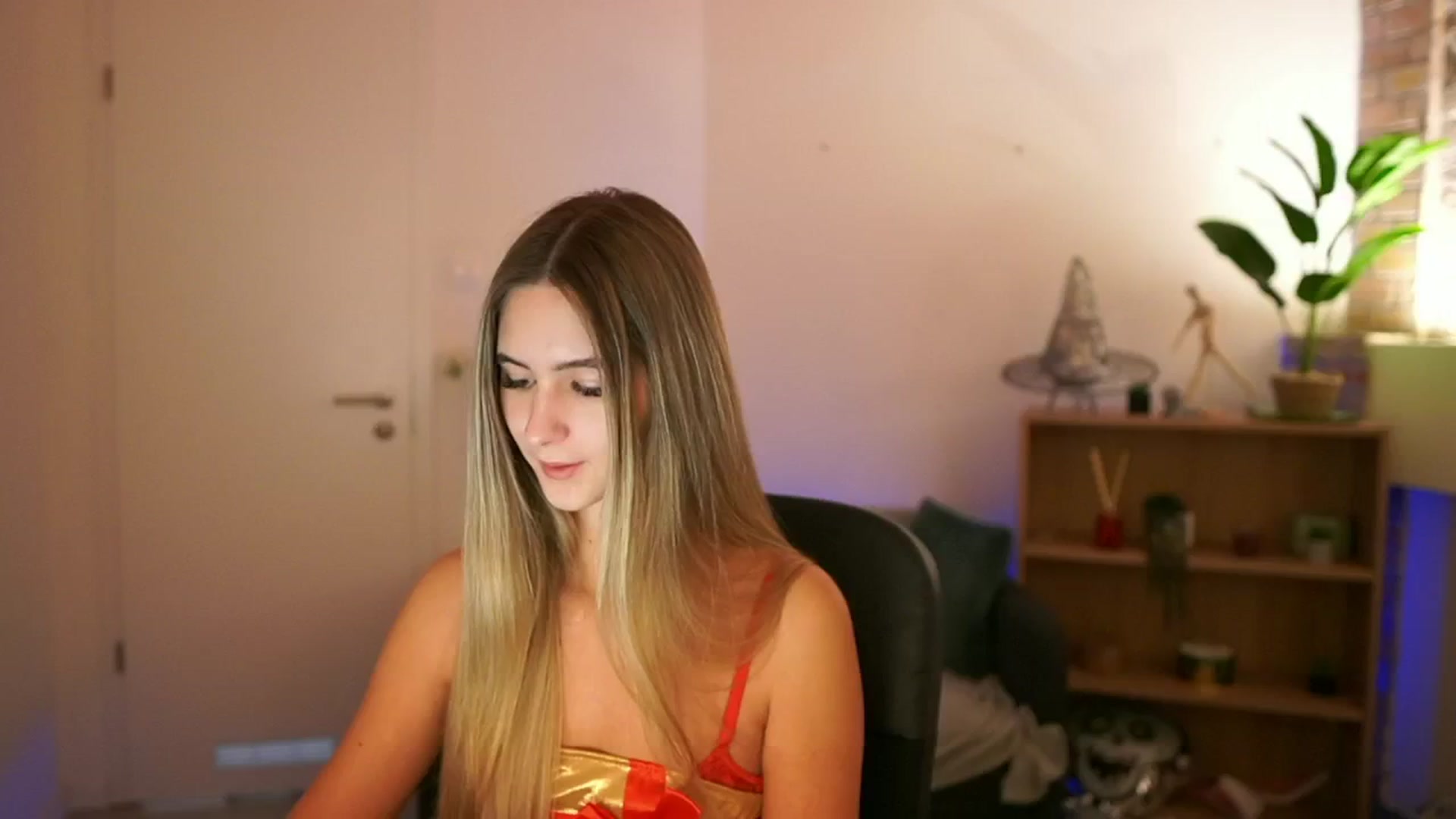 Gallery image thumbnail from CuteGirl_18's myfreecams stream on, 12/12/2024, 13:58 image 9 of 20