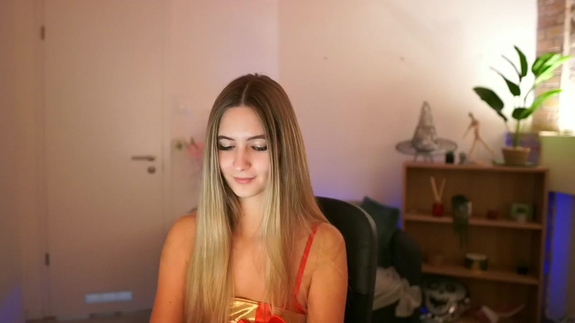 Gallery image thumbnail from CuteGirl_18's myfreecams stream on, 12/12/2024, 13:58 image 11 of 20