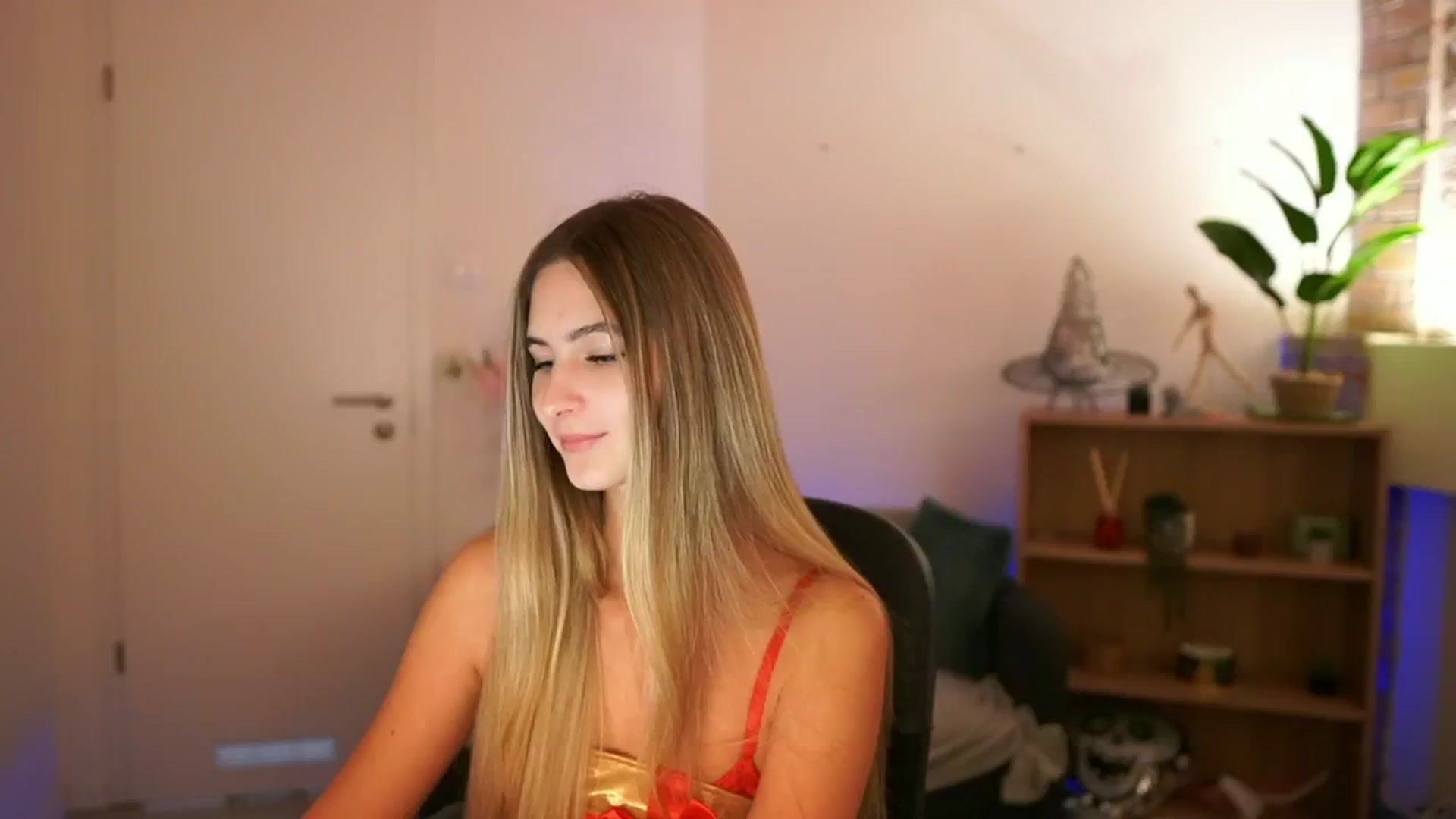 Gallery image thumbnail from CuteGirl_18's myfreecams stream on, 12/12/2024, 13:58 image 12 of 20