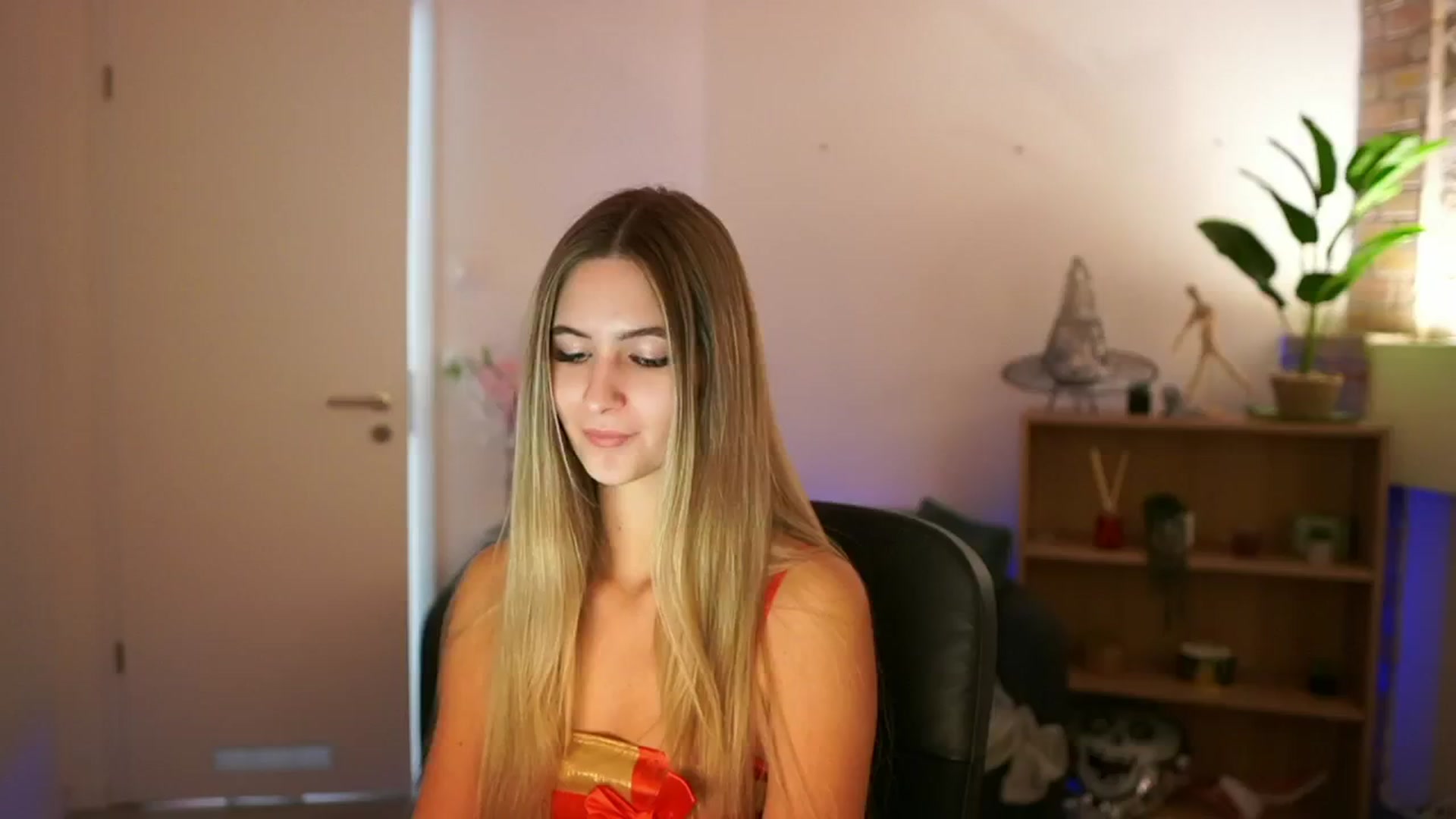 Gallery image thumbnail from CuteGirl_18's myfreecams stream on, 12/12/2024, 13:58 image 17 of 20