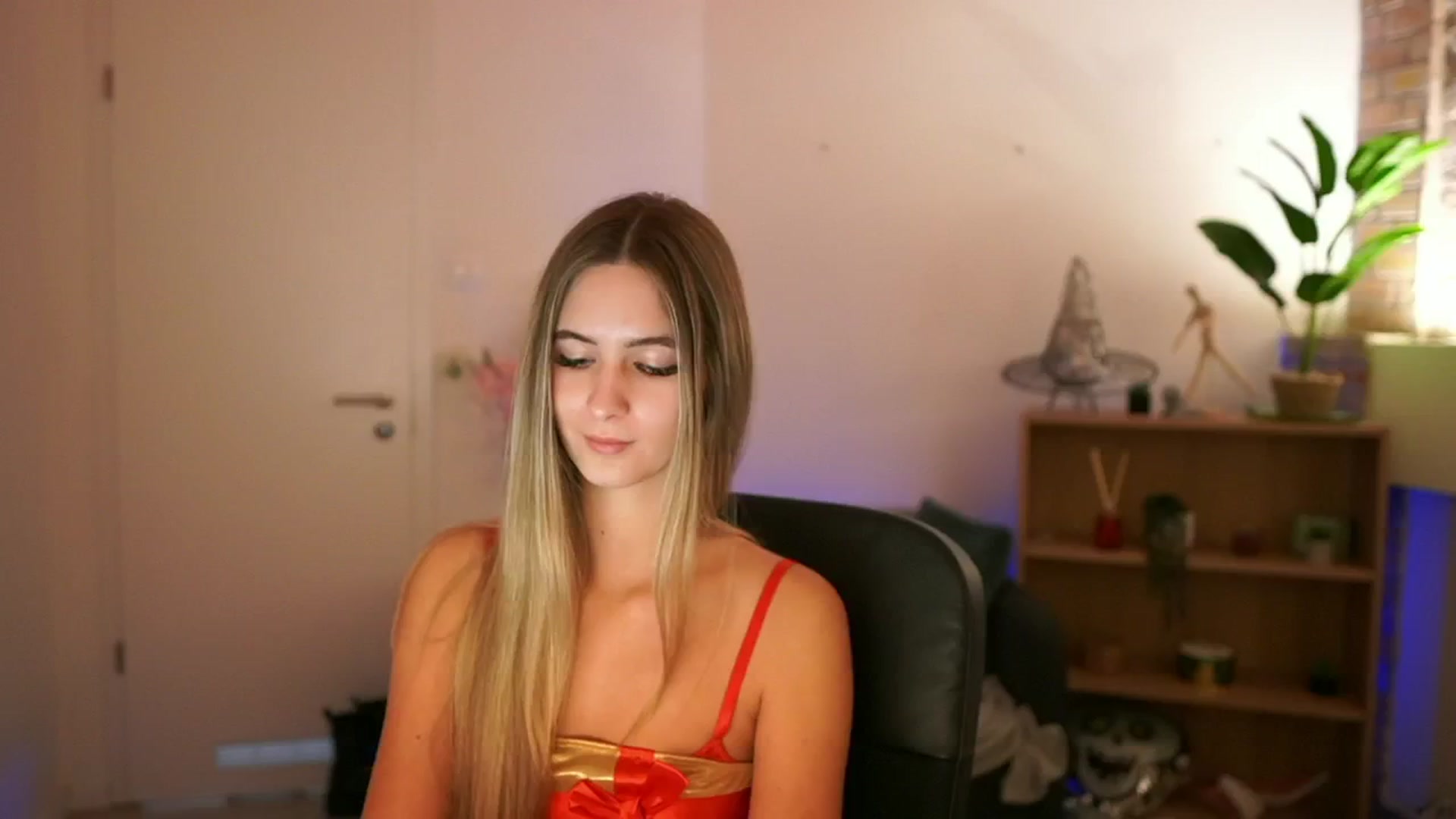 Gallery image thumbnail from CuteGirl_18's myfreecams stream on, 12/12/2024, 13:58 image 19 of 20