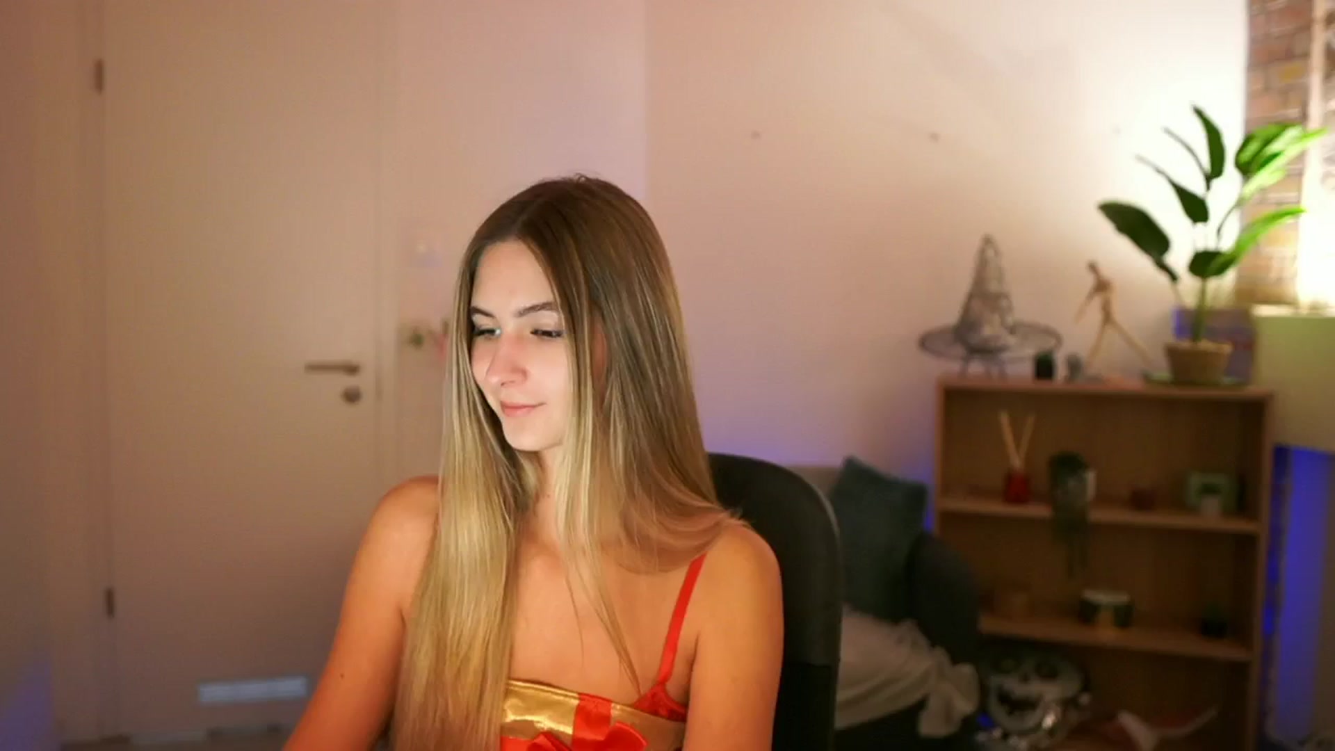 Gallery image thumbnail from CuteGirl_18's myfreecams stream on, 12/12/2024, 13:58 image 3 of 20