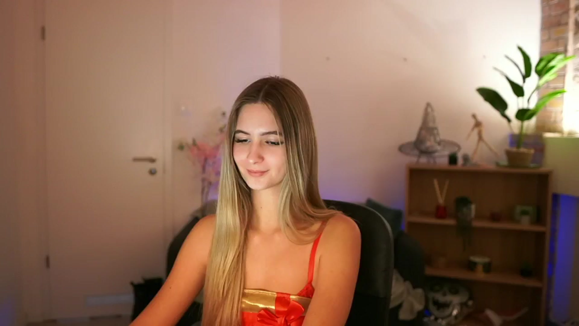 Gallery image thumbnail from CuteGirl_18's myfreecams stream on, 12/12/2024, 14:24 image 13 of 20