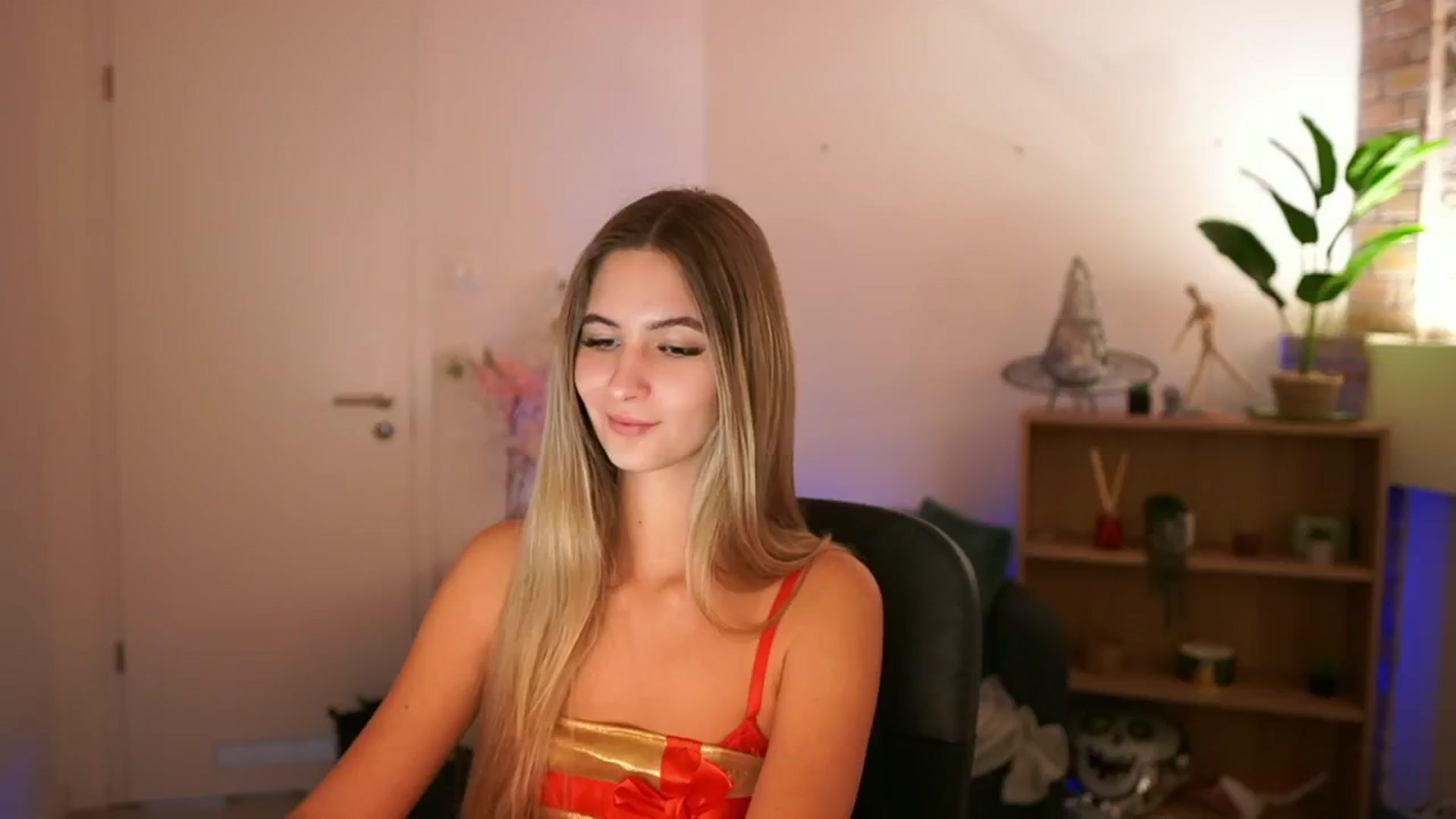 Gallery image thumbnail from CuteGirl_18's myfreecams stream on, 12/12/2024, 14:24 image 10 of 20
