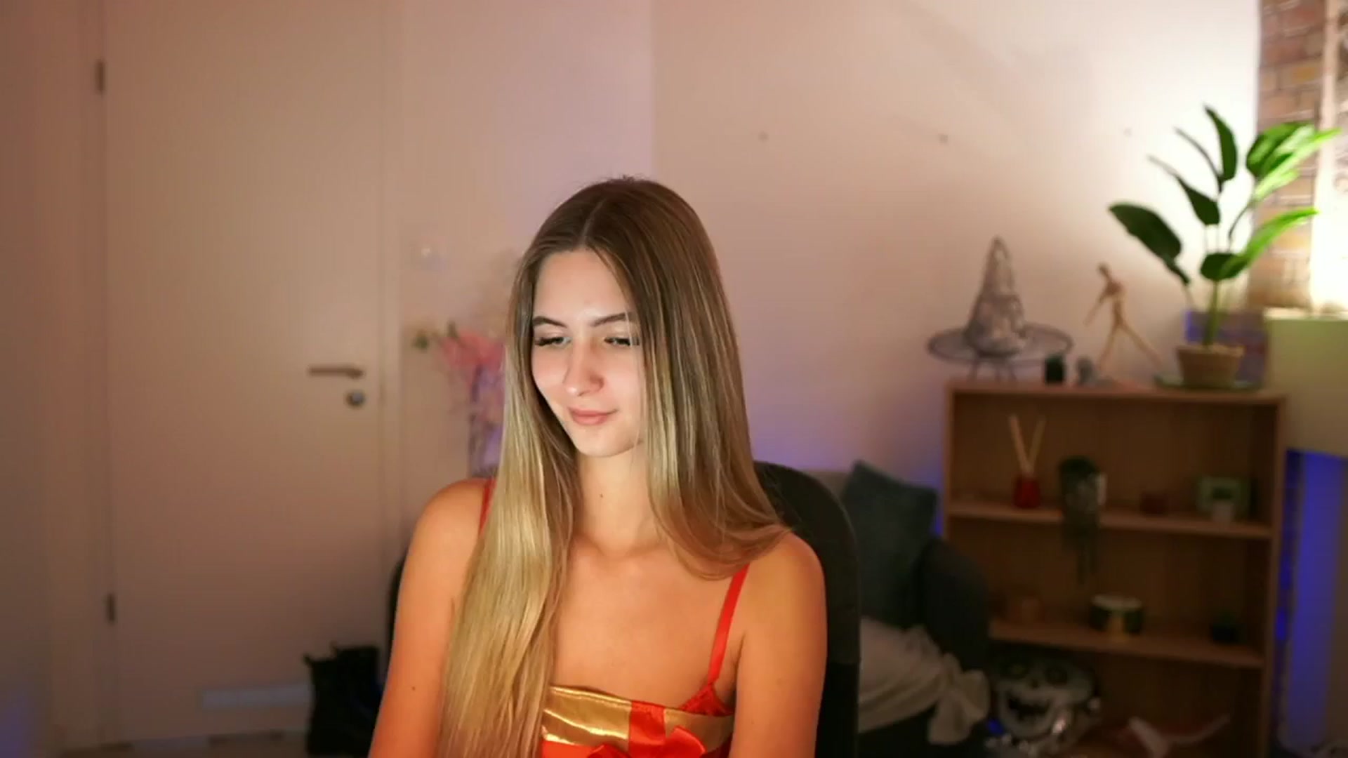 Gallery image thumbnail from CuteGirl_18's myfreecams stream on, 12/12/2024, 14:24 image 12 of 20