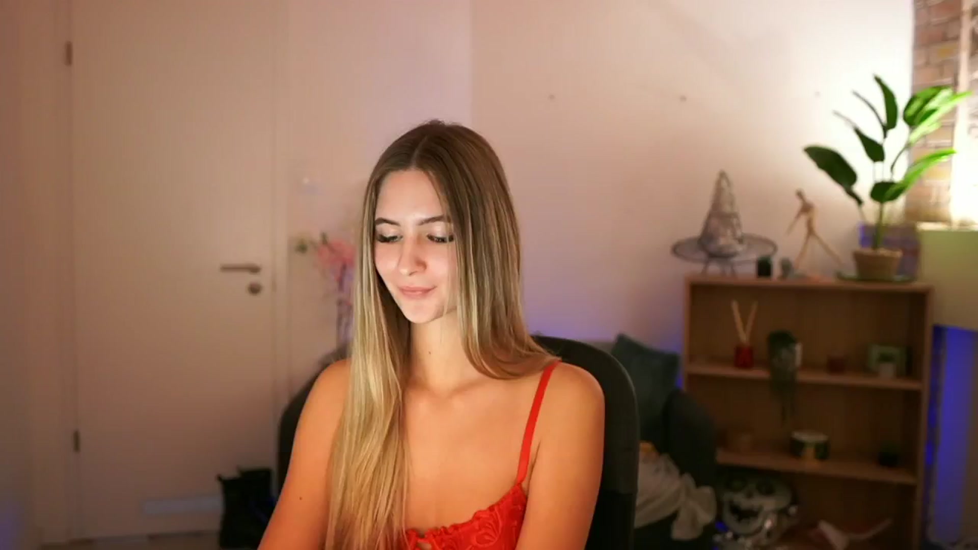 Gallery image thumbnail from CuteGirl_18's myfreecams stream on, 12/12/2024, 16:23 image 15 of 20