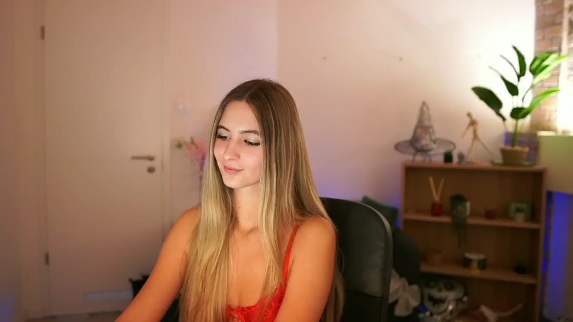 Gallery image thumbnail from CuteGirl_18's myfreecams stream on, 12/12/2024, 16:23 image 9 of 20