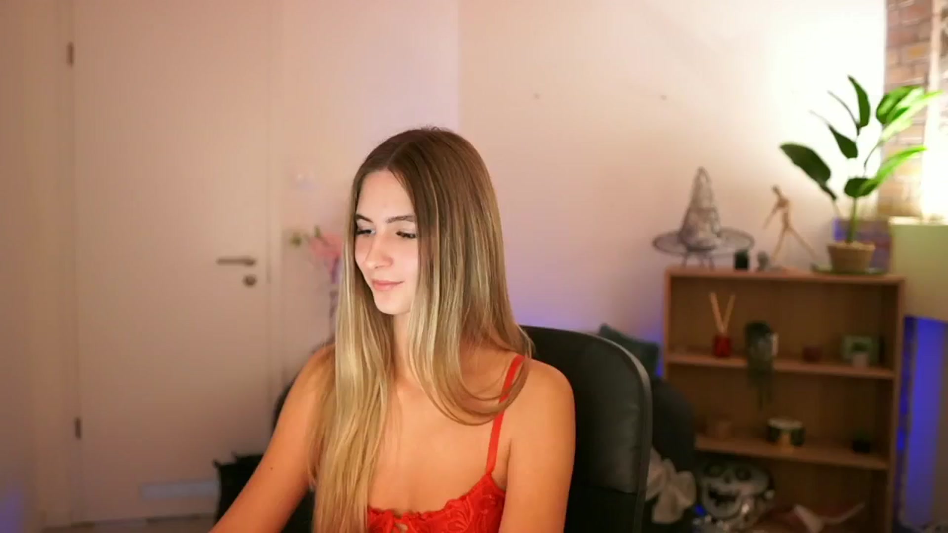 Gallery image thumbnail from CuteGirl_18's myfreecams stream on, 12/12/2024, 16:23 image 8 of 20