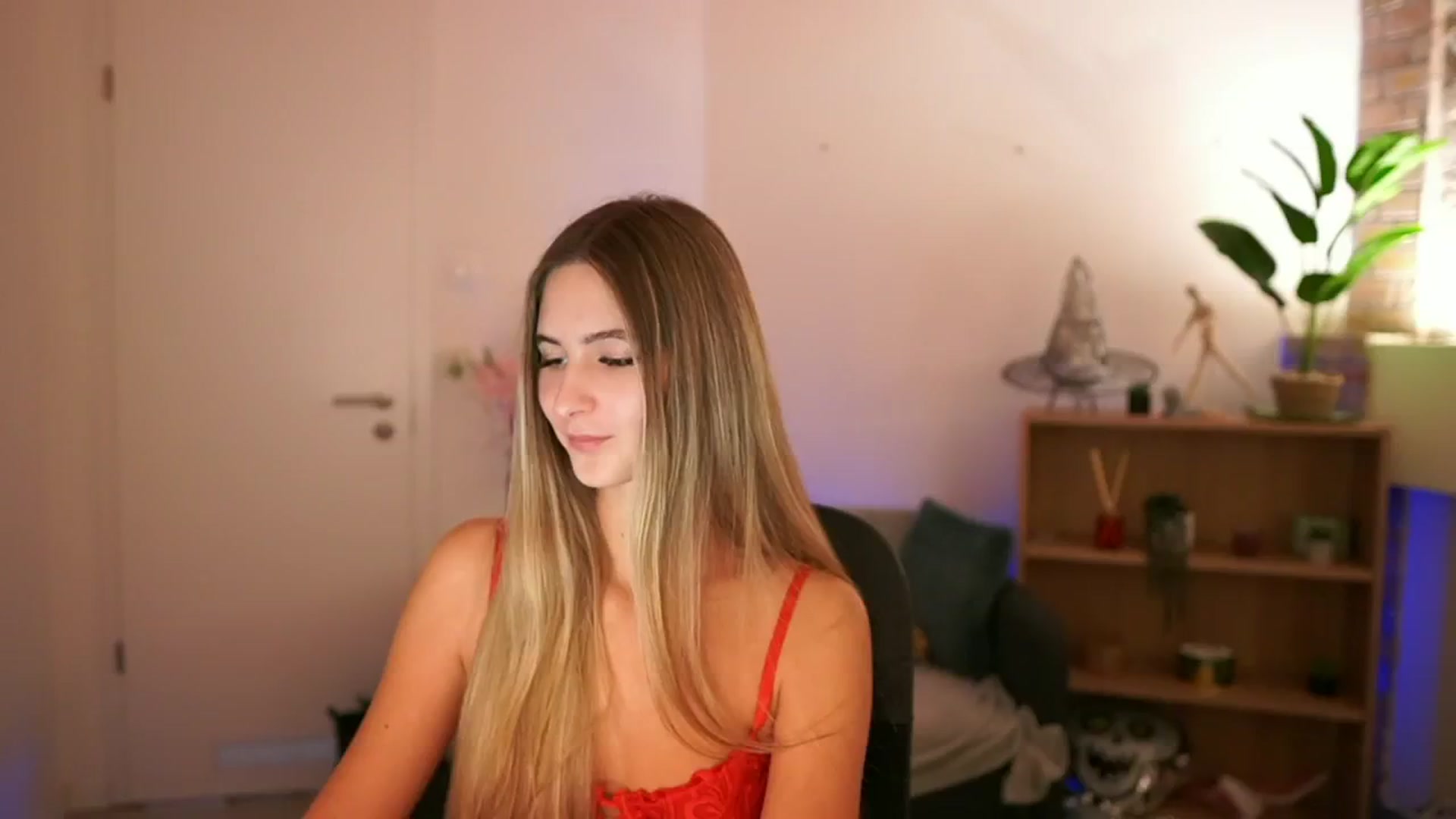 Gallery image thumbnail from CuteGirl_18's myfreecams stream on, 12/12/2024, 16:23 image 2 of 20