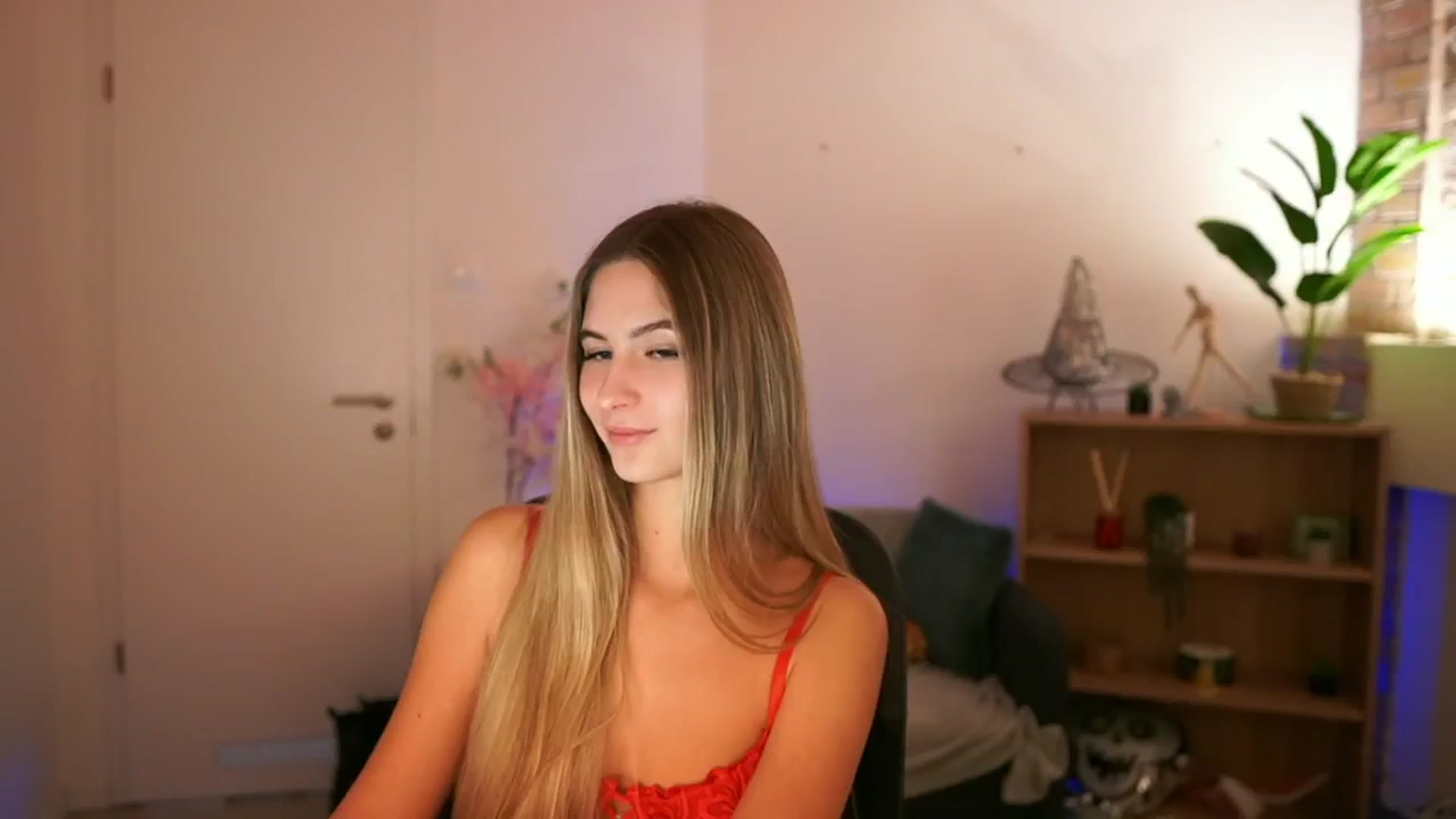 Gallery image thumbnail from CuteGirl_18's myfreecams stream on, 12/12/2024, 16:23 image 1 of 20