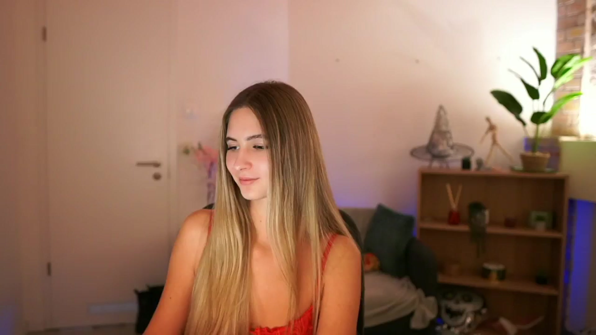 Gallery image thumbnail from CuteGirl_18's myfreecams stream on, 12/12/2024, 16:23 image 3 of 20