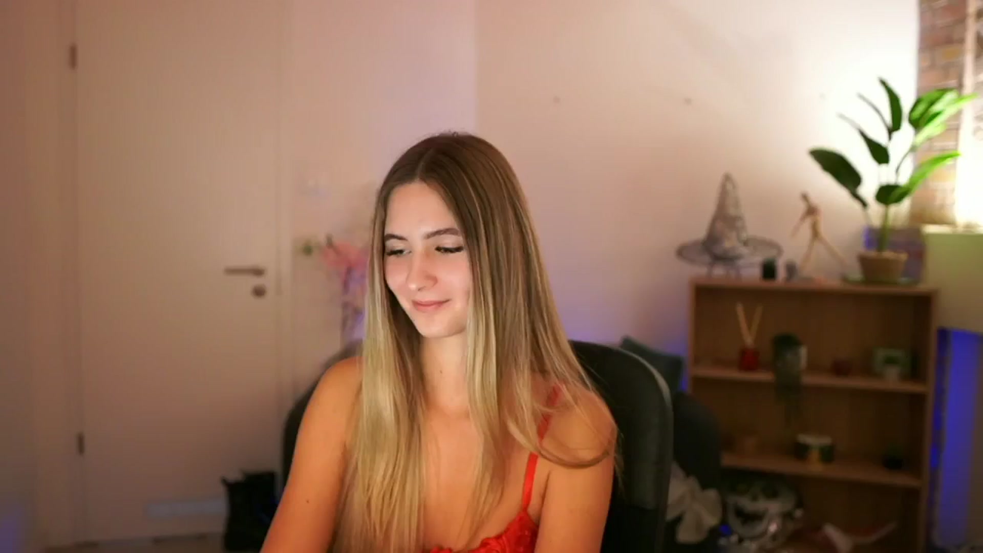 Gallery image thumbnail from CuteGirl_18's myfreecams stream on, 12/12/2024, 16:23 image 10 of 20