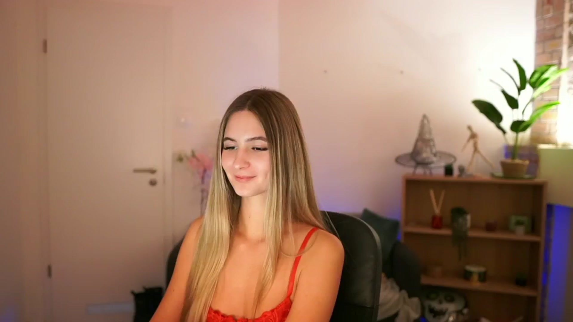 Gallery image thumbnail from CuteGirl_18's myfreecams stream on, 12/12/2024, 16:51 image 8 of 20