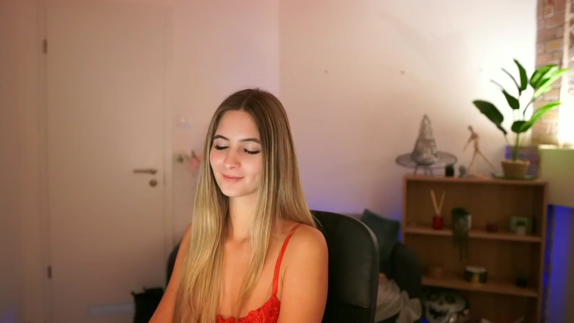 Gallery image thumbnail from CuteGirl_18's myfreecams stream on, 12/12/2024, 16:51 image 1 of 20