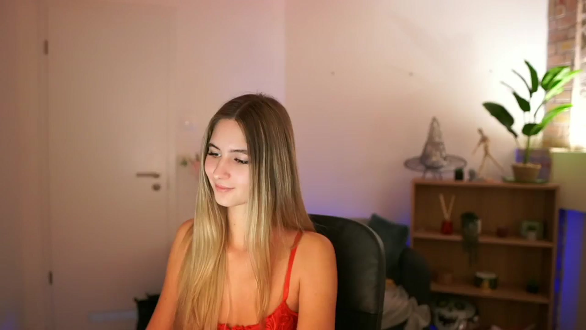 Gallery image thumbnail from CuteGirl_18's myfreecams stream on, 12/12/2024, 16:51 image 4 of 20