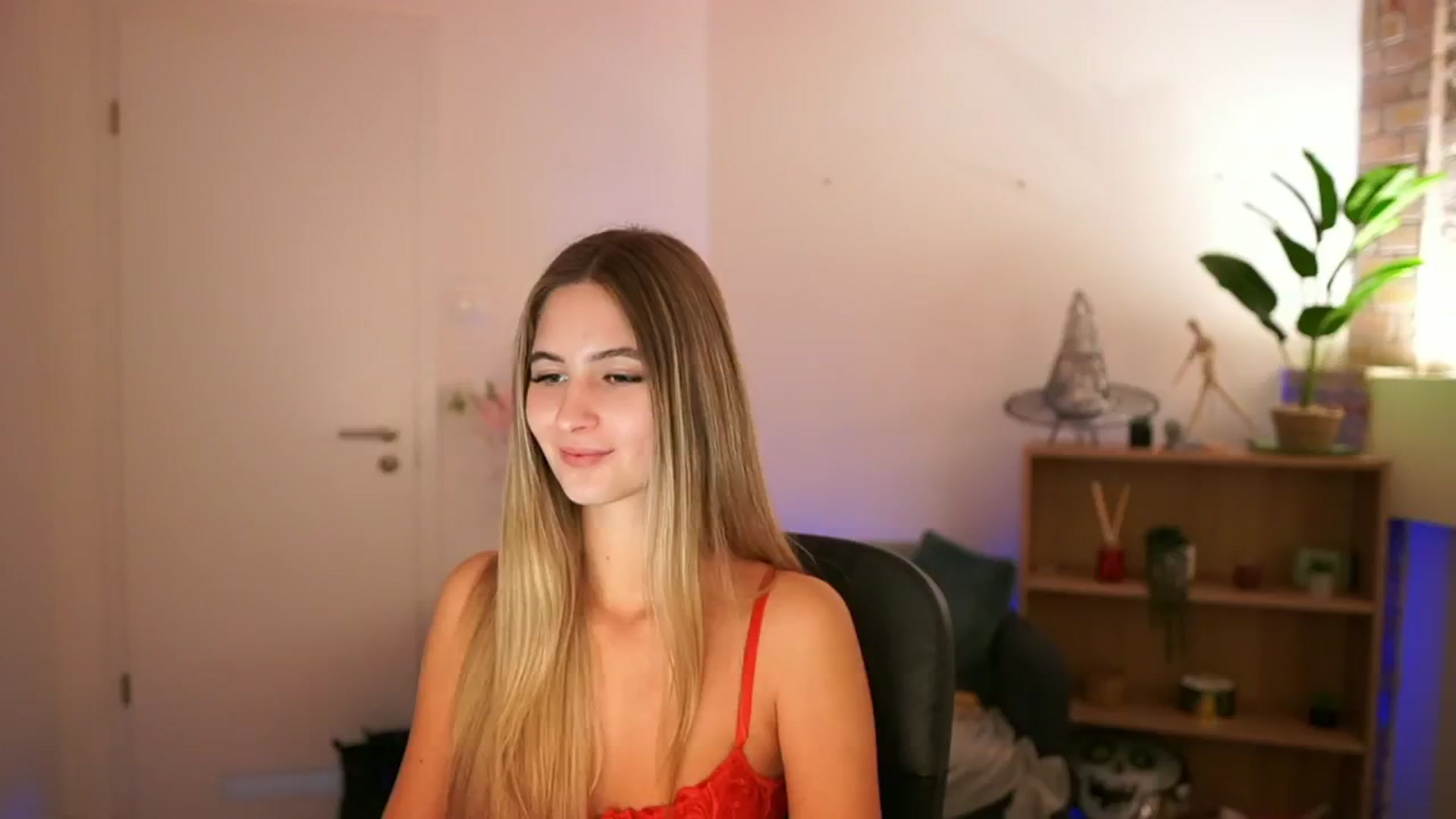Gallery image thumbnail from CuteGirl_18's myfreecams stream on, 12/12/2024, 16:51 image 2 of 20