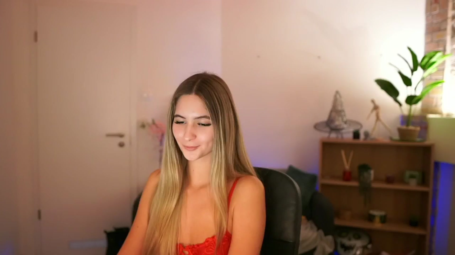Gallery image thumbnail from CuteGirl_18's myfreecams stream on, 12/12/2024, 16:51 image 13 of 20